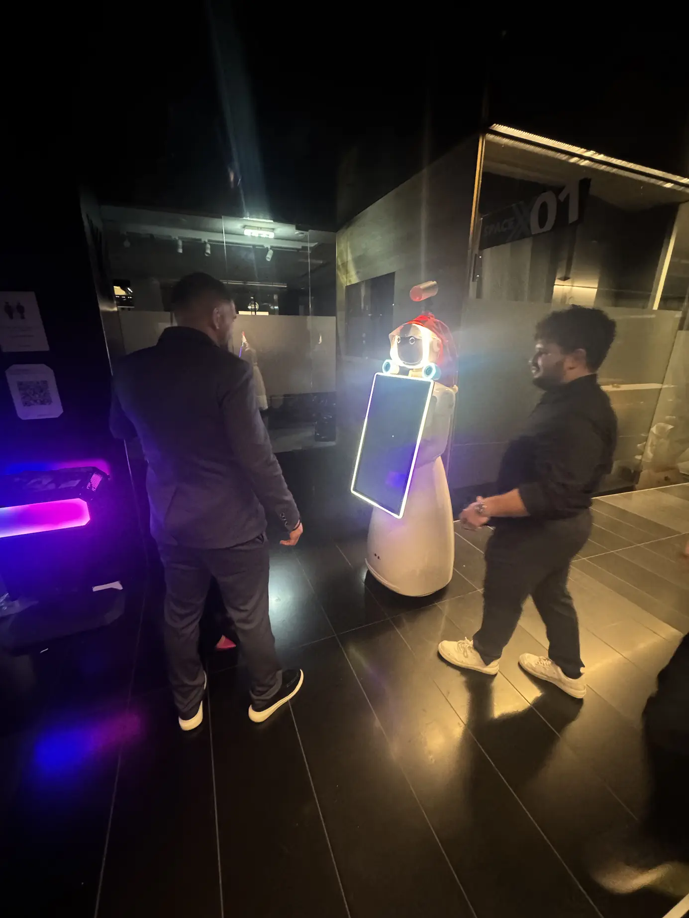 AI Fotobox Roboter LUNA von FiestaPics im Gespräch mit Gästen bei der Abendveranstaltung im weXelerate
