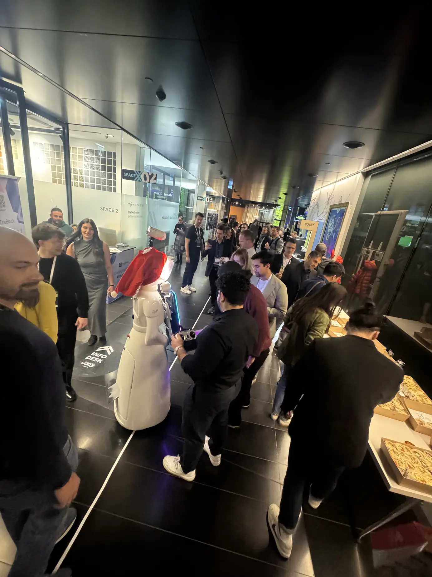 AI Fotobox Roboter LUNA von FiestaPics mit Gästen bei future forward 2025 im weXelerate Wien