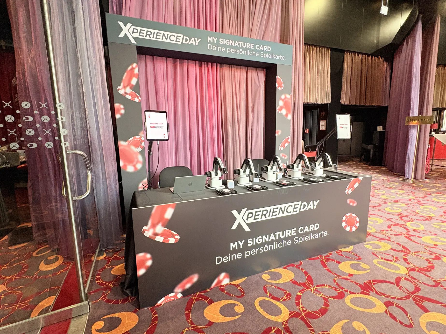 AI-Sketcher-Stand im Casino Baden mit Rahmen als Rückwand