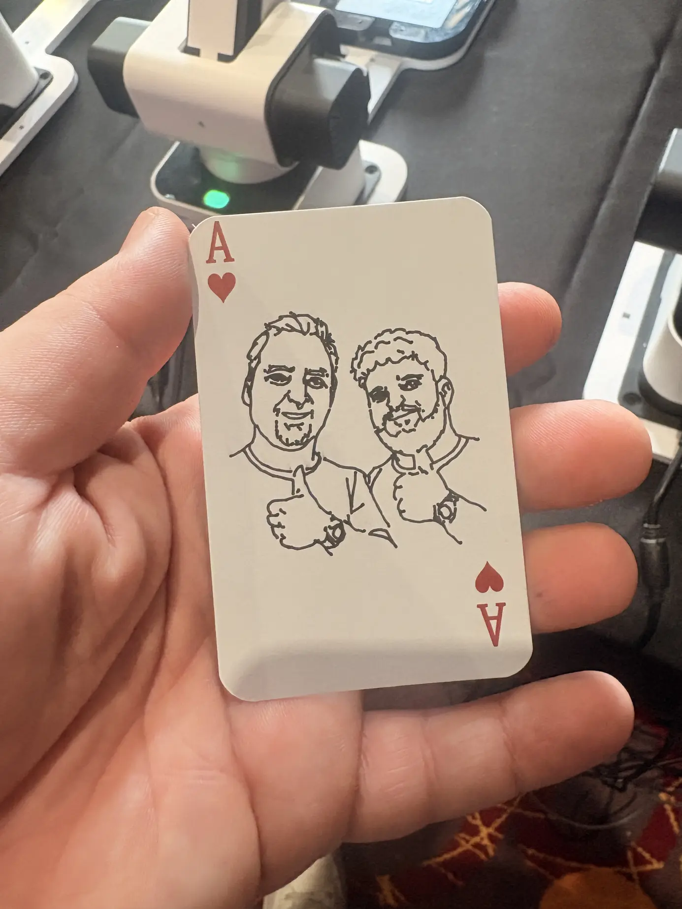 Fertig gezeichnete Signature Card: Herz-Ass mit Porträt in der Hand