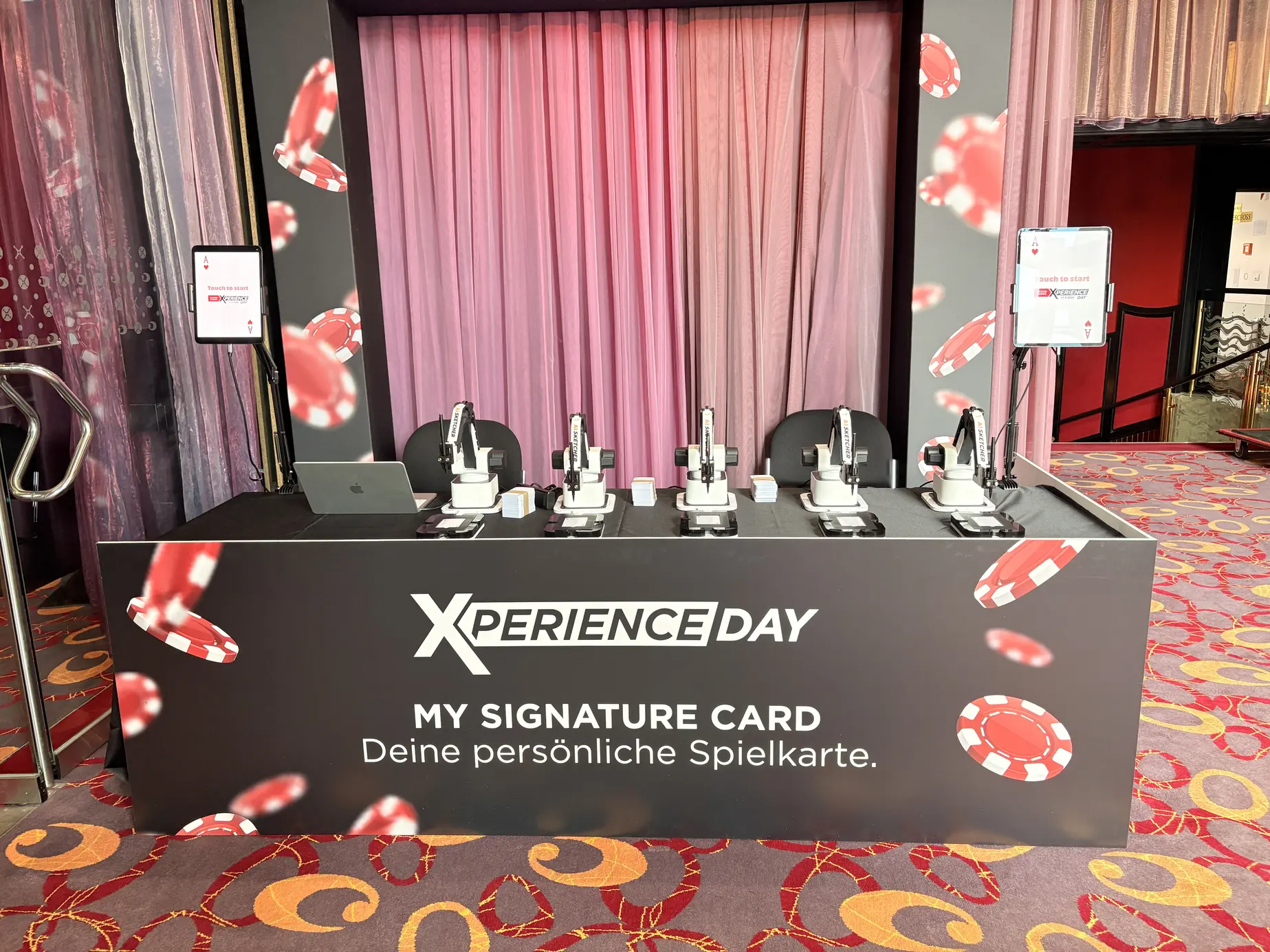 Gebrandeter XPERIENCE DAY Counter mit fünf AI-Sketcher-Roboterarmen im Casino Baden