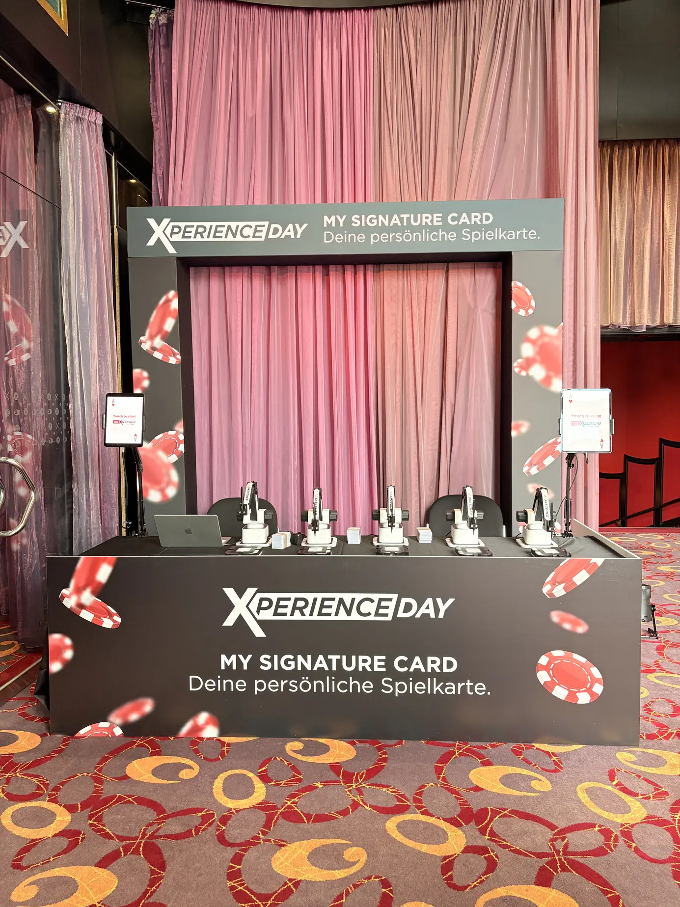 Frontalansicht des MY SIGNATURE CARD Counters mit Claim auf der Front
