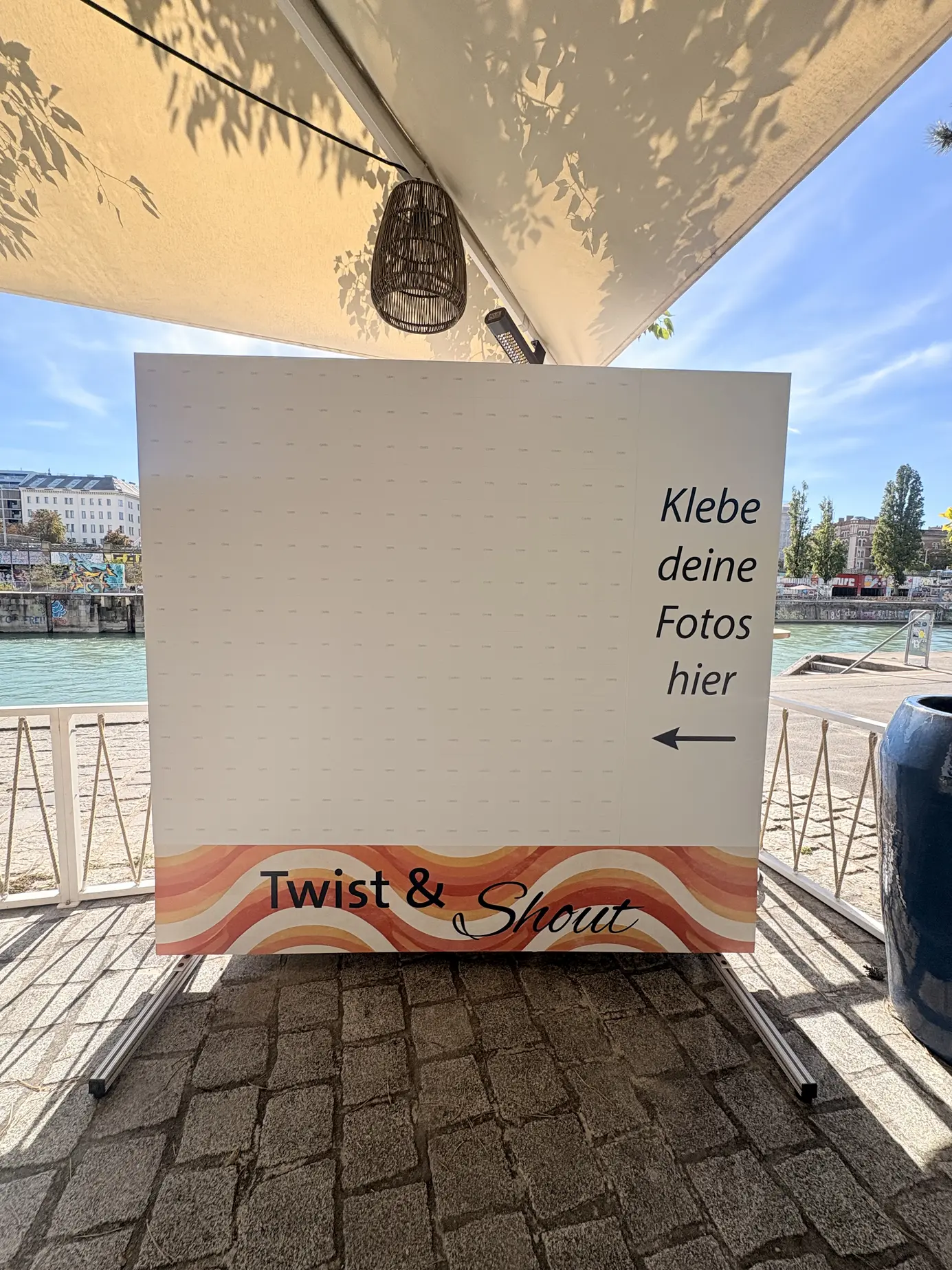 Die noch leere Foto-Mosaik-Wand "Twist & Shout" kurz vor Beginn des Events