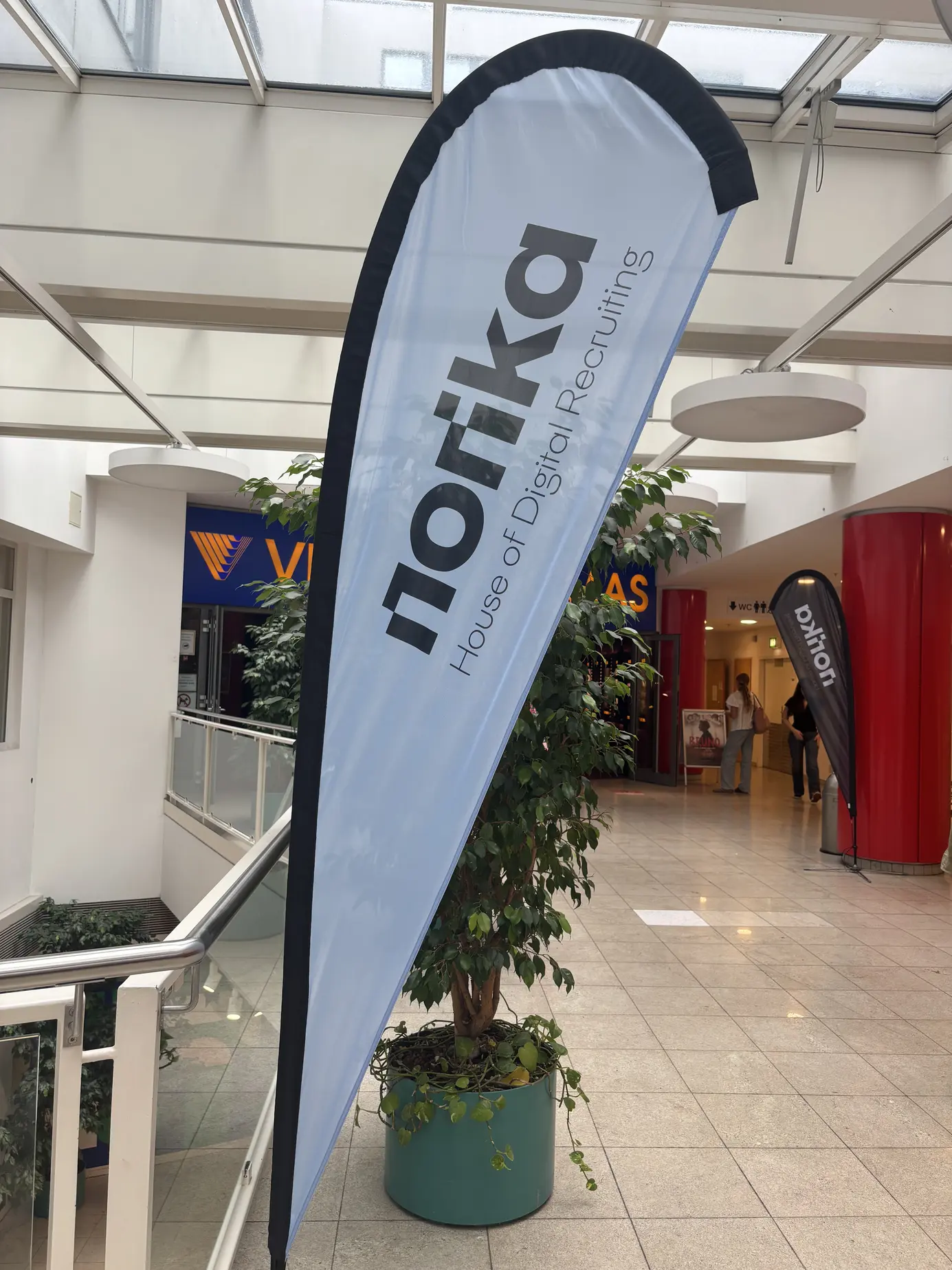 norika Beachflag „House of Digital Recruiting“ am Eingang zum Village Cinema Wien Mitte