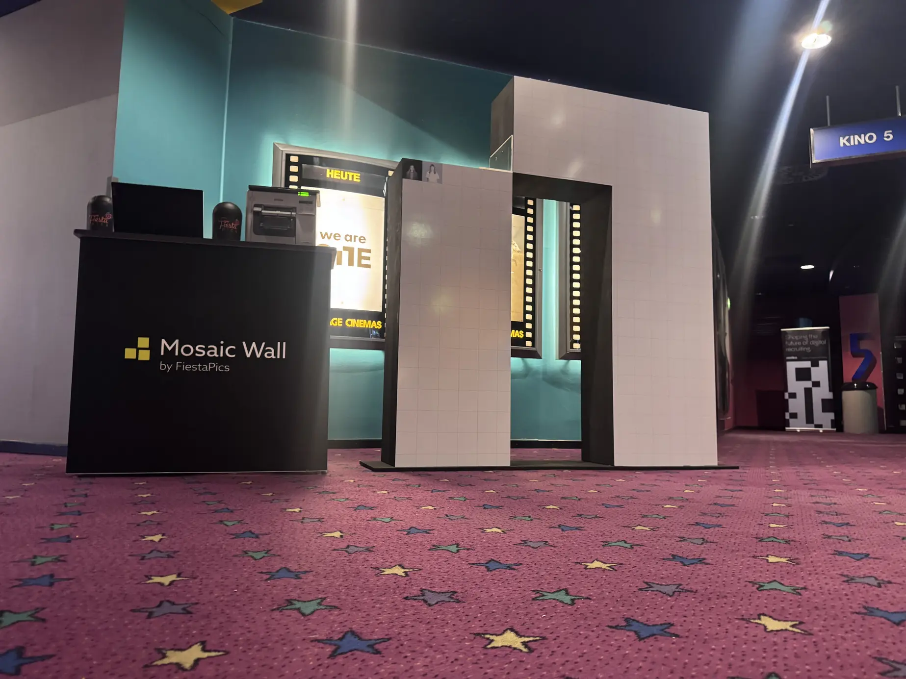 Aufbau im Kinofoyer: leerer 3D-Buchstabe N und Mosaic-Wall-Station von FiestaPics