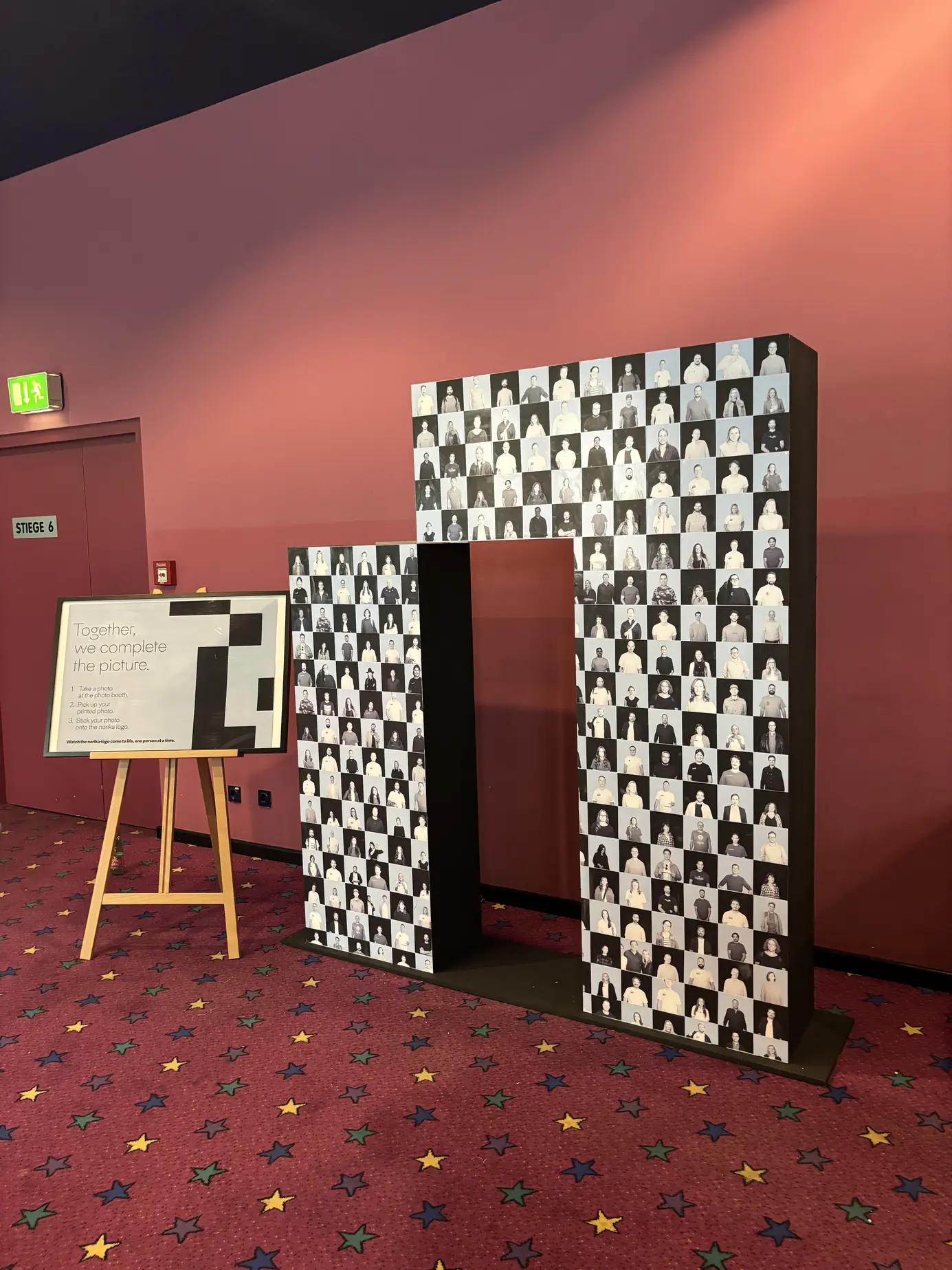 Fertig beklebtes norika-Logo als Foto-Mosaik-Wand beim karriere.at All Hands