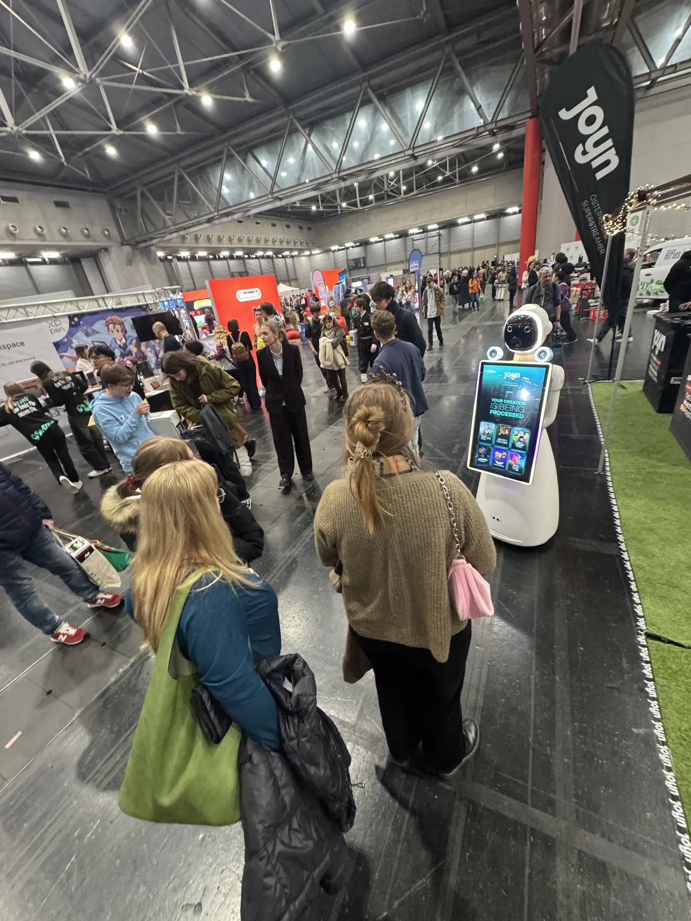 LUNA am Rand des Joyn-Stands mitten im Besucherstrom der Vienna Comic Con 2025