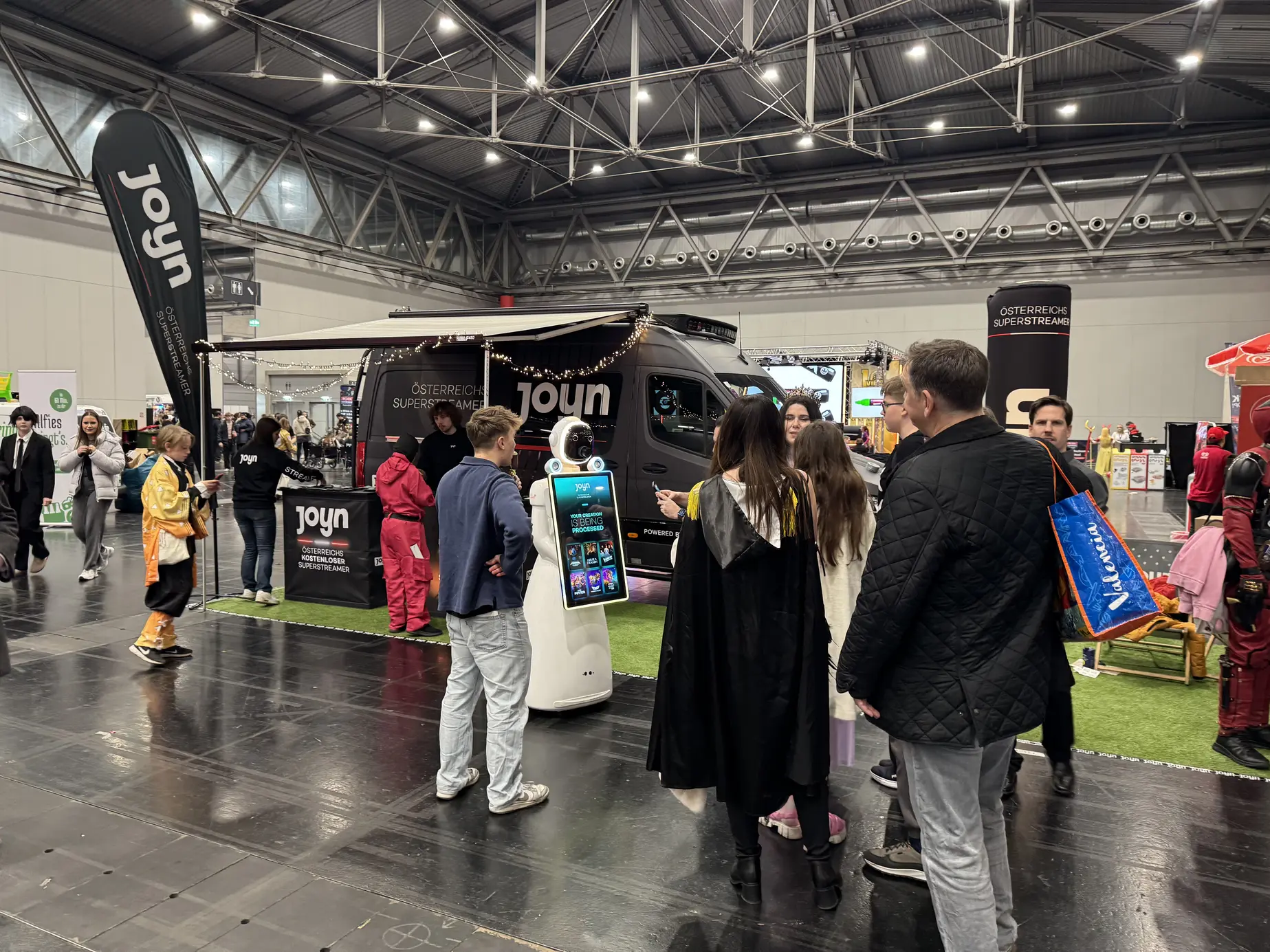 LUNA mit Besuchern vor dem Joyn-Promo-Van bei der Vienna Comic Con 2025