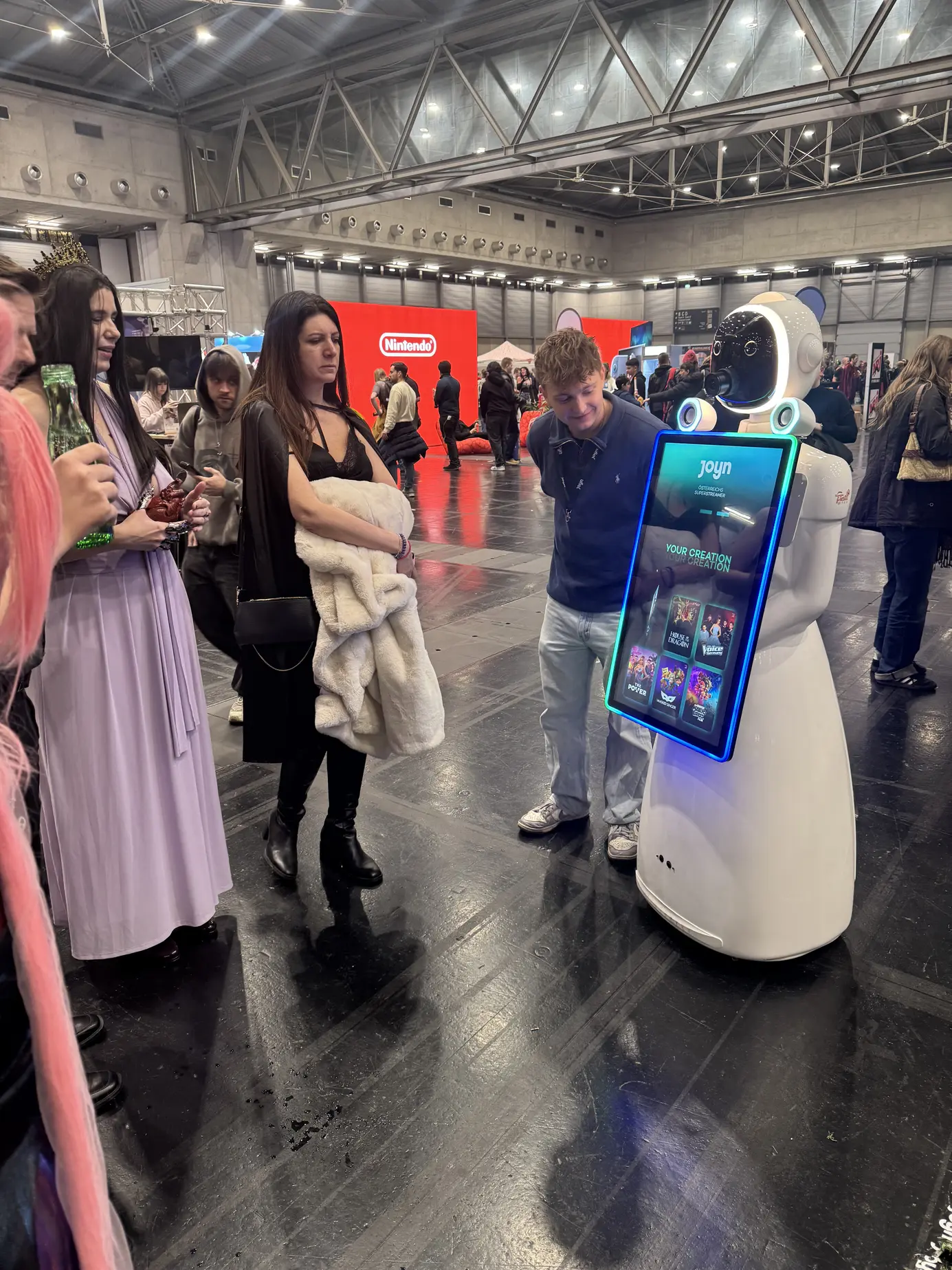 Besucherinnen fotografieren LUNA mit dem Handy bei der Vienna Comic Con 2025