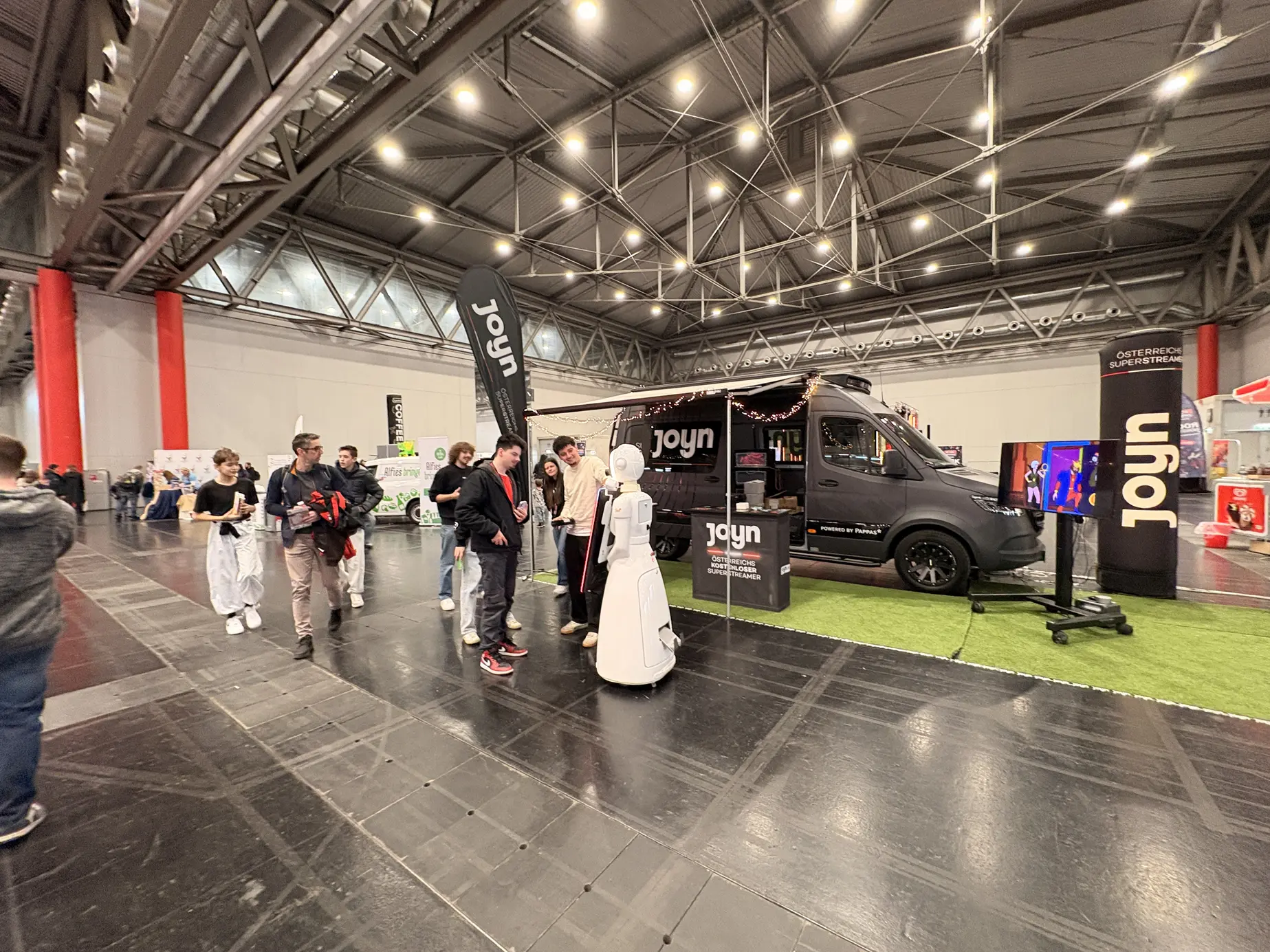 Übersicht über die Messehalle mit Joyn-Stand und LUNA bei der Vienna Comic Con 2025