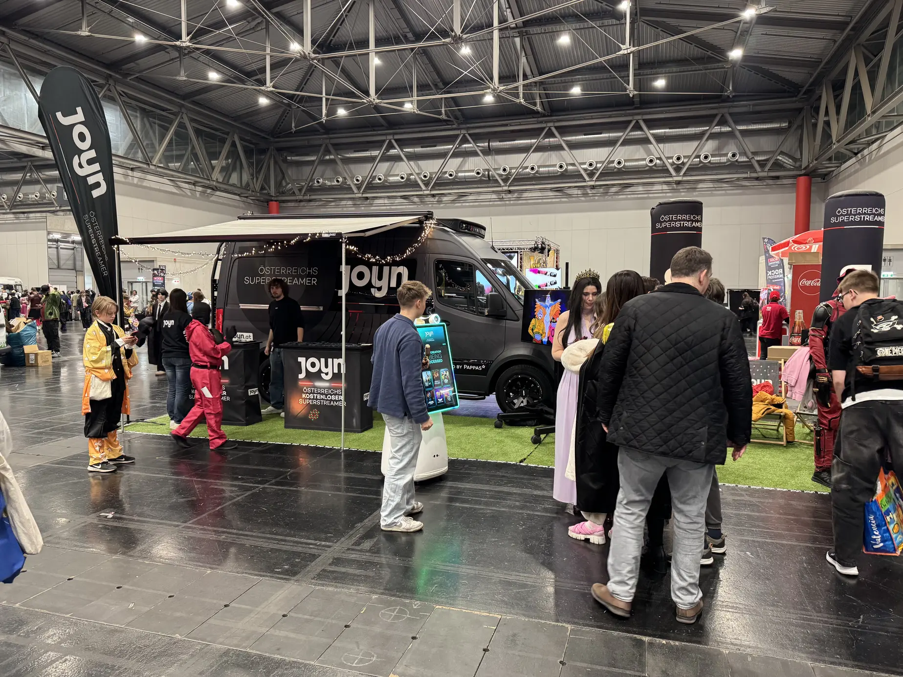 Der Joyn-Stand mit Promo-Van und LUNA bei der Vienna Comic Con 2025 in der Messe Wien