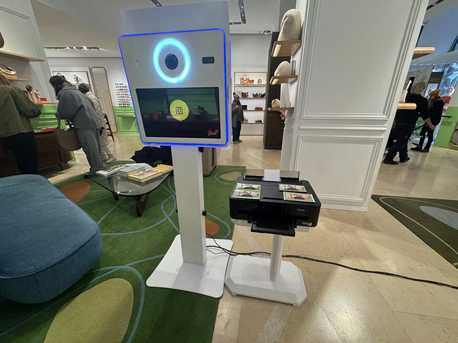 Fotobox Classic von FiestaPics mit Tintendrucker für gebrandete Postkarten in der Longchamp-Filiale am Graben in Wien