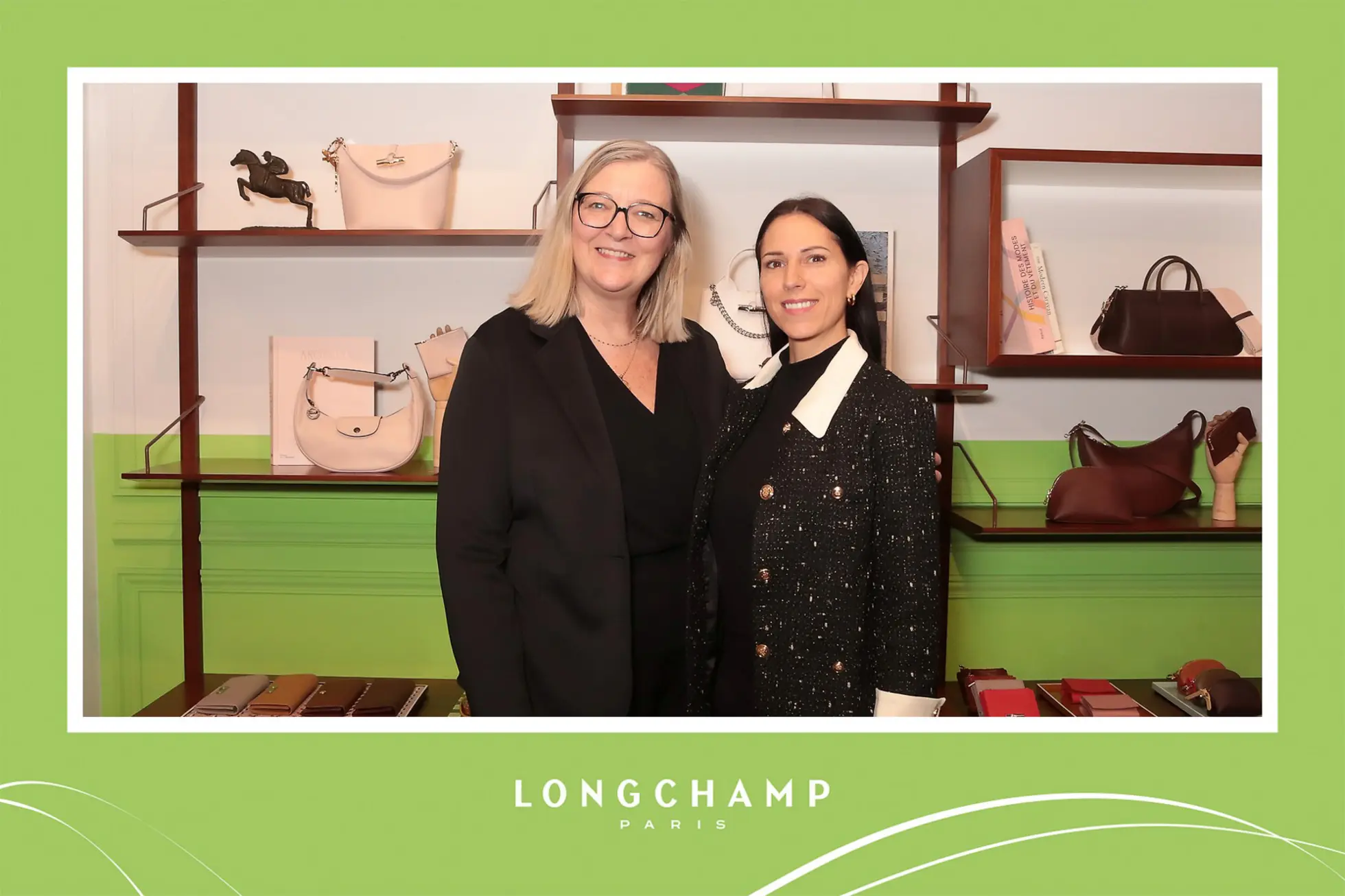 Fertige Postkarte im Longchamp-Design: zwei Gästinnen vor den Taschenregalen der Filiale am Graben