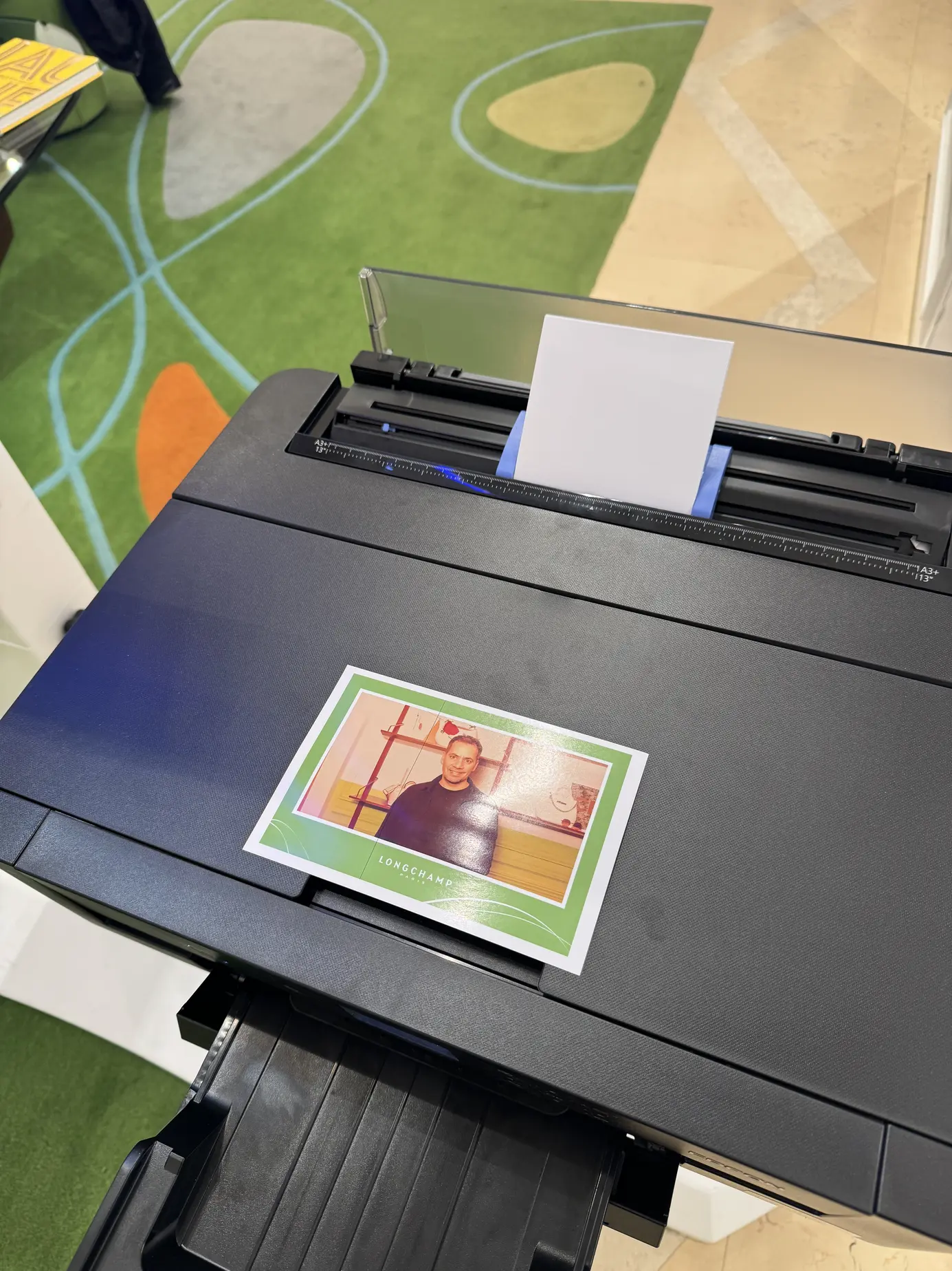 Fertige Postkarte mit Gastfoto im gebrandeten Rahmen direkt aus dem Drucker