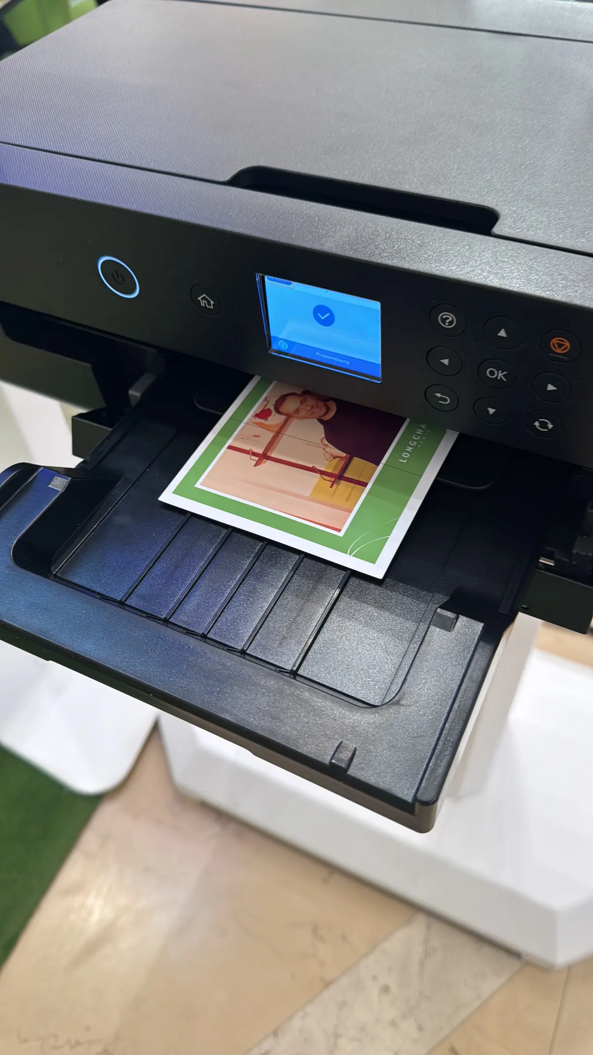 Vorgedruckte Postkarte im Querformat wird im Tintendrucker mit dem Gastfoto bedruckt