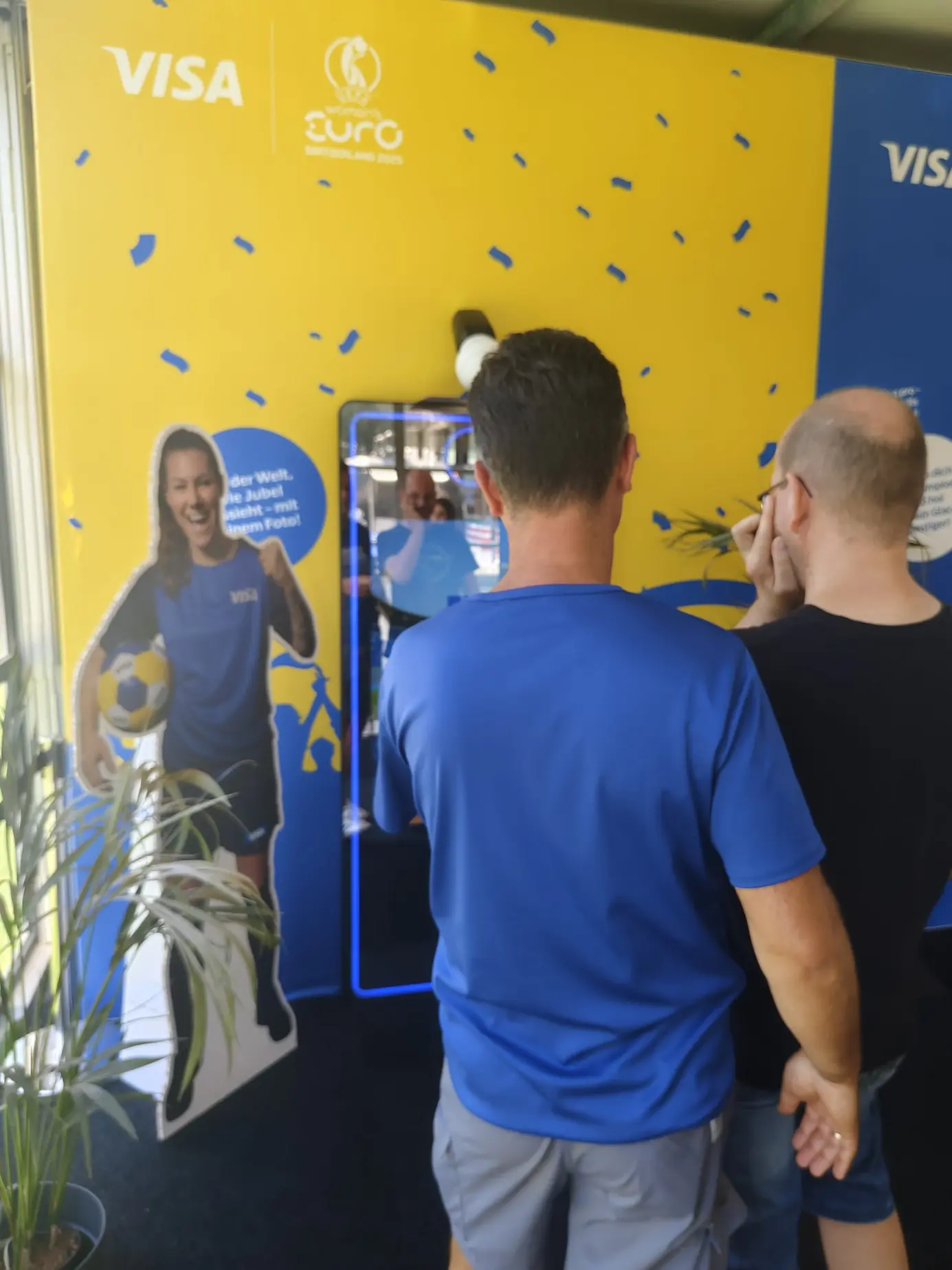 Gast steht vor dem AI Magic Tower und wählt am Touchscreen seinen Modus