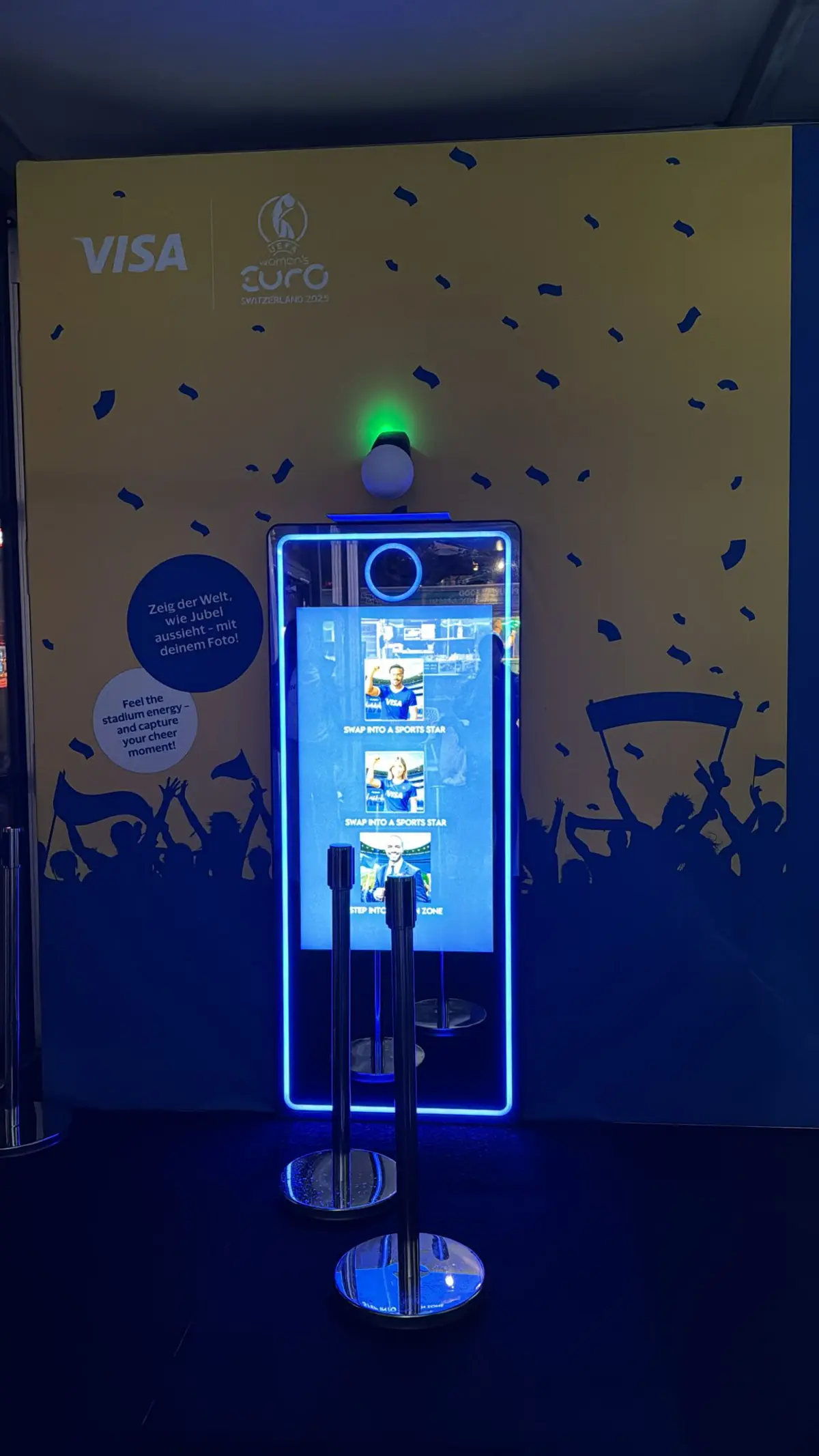 AI Magic Tower mit leuchtendem Rahmen am Abend in der VISA-Fanzone