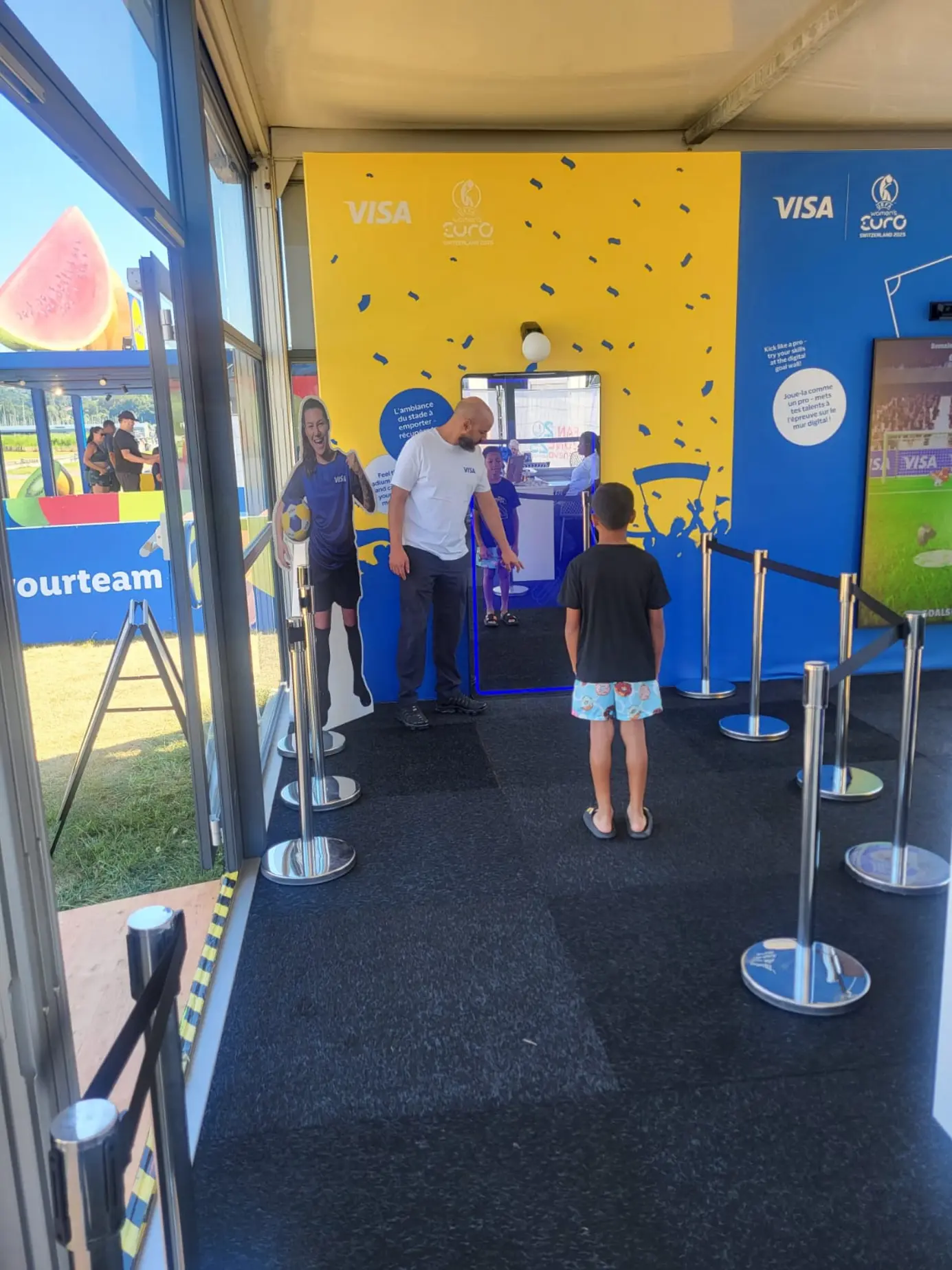 Familie am AI Magic Tower in der VISA-Fanzone während der Women's EURO 2025