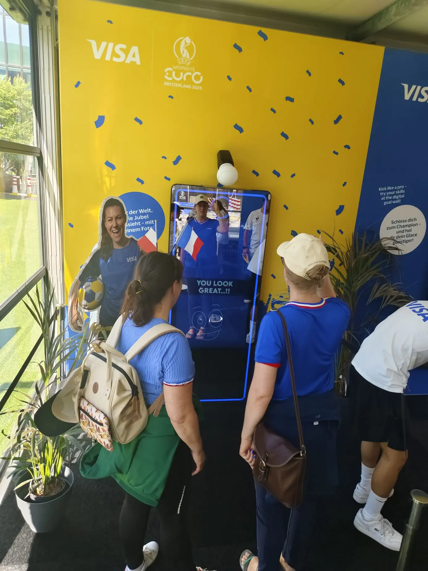 AI Magic Tower von FiestaPics im VISA-Branding in der Fanzone der UEFA Women's EURO 2025 in der Schweiz