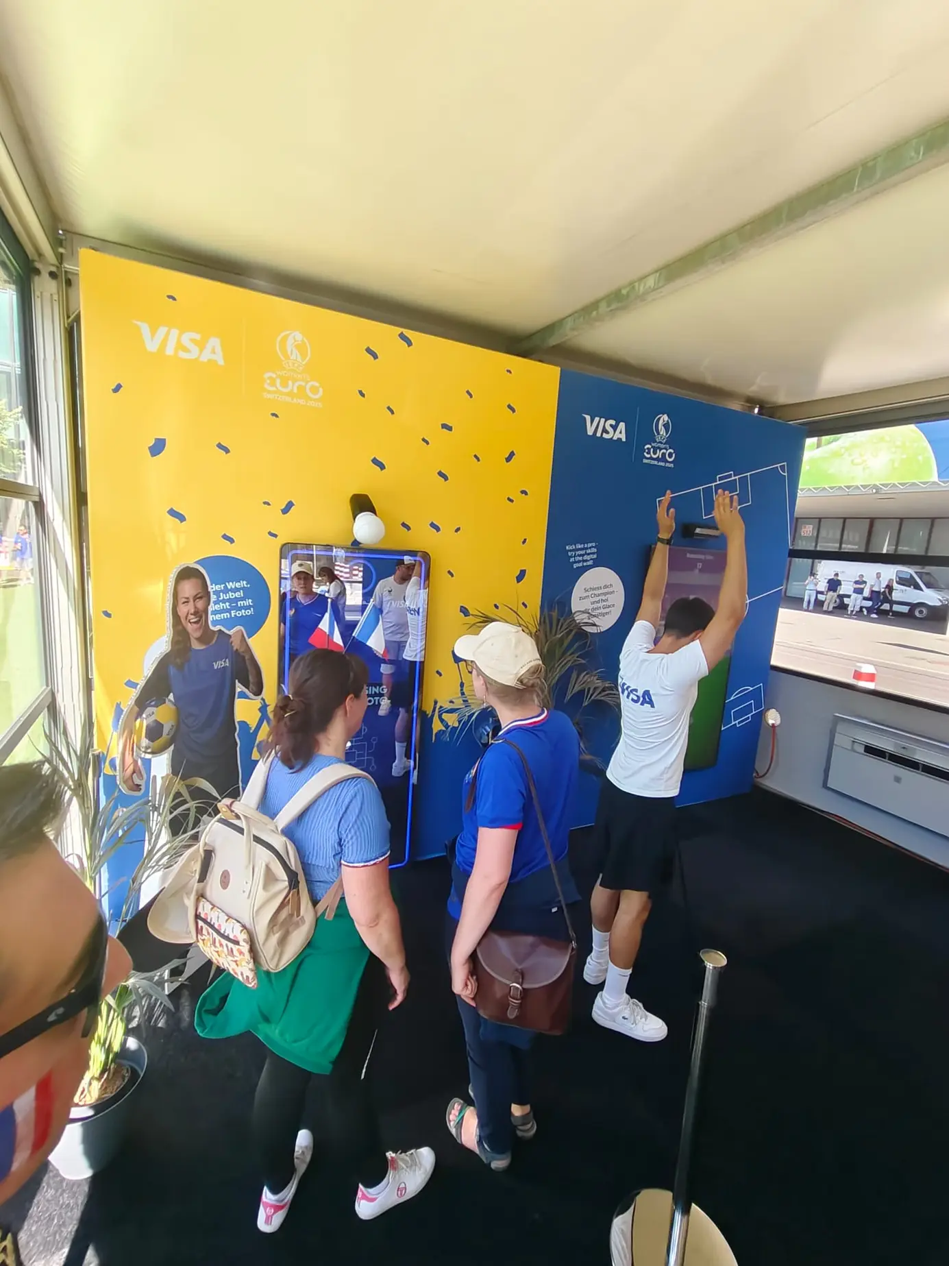 Besucherinnen und Besucher warten auf ihr Foto am VISA-gebrandeten Tower