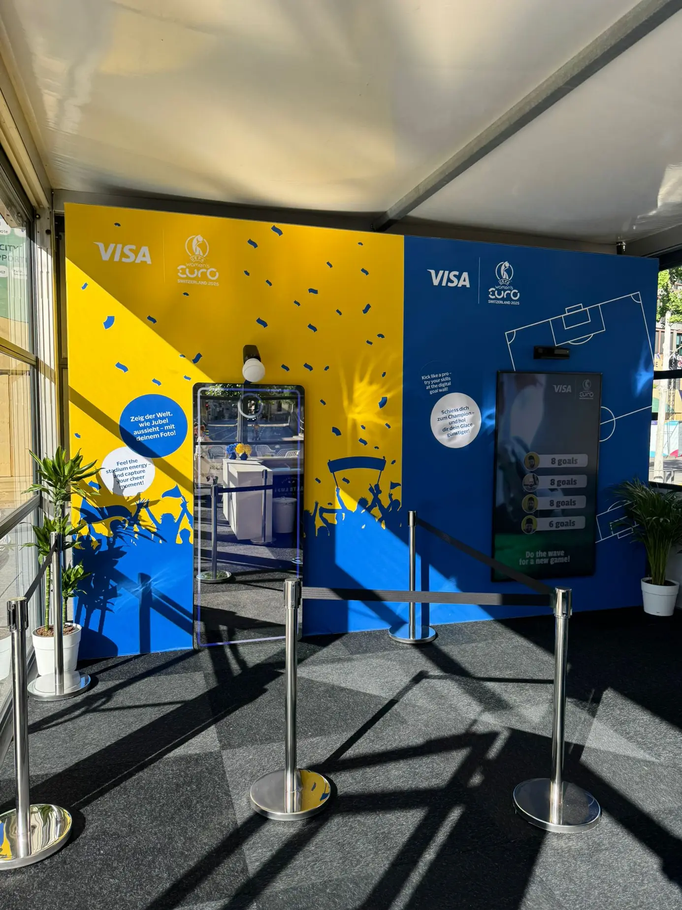 Blick in die VISA-Fanzone mit Fotostation, Screens und Turnier-Branding