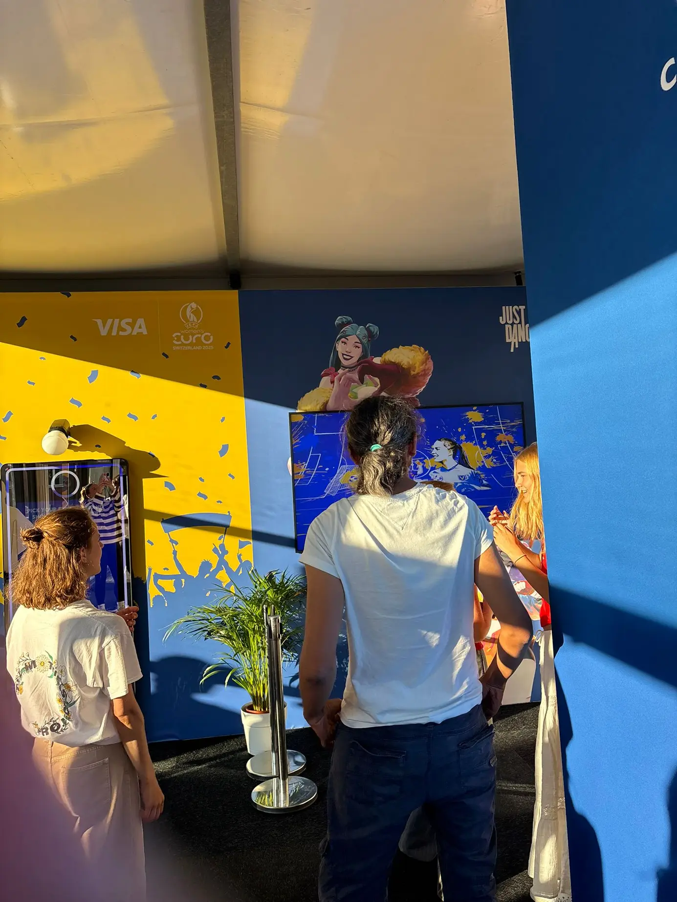 Gast betrachtet sein fertiges Bild am AI Magic Tower in der Fanzone