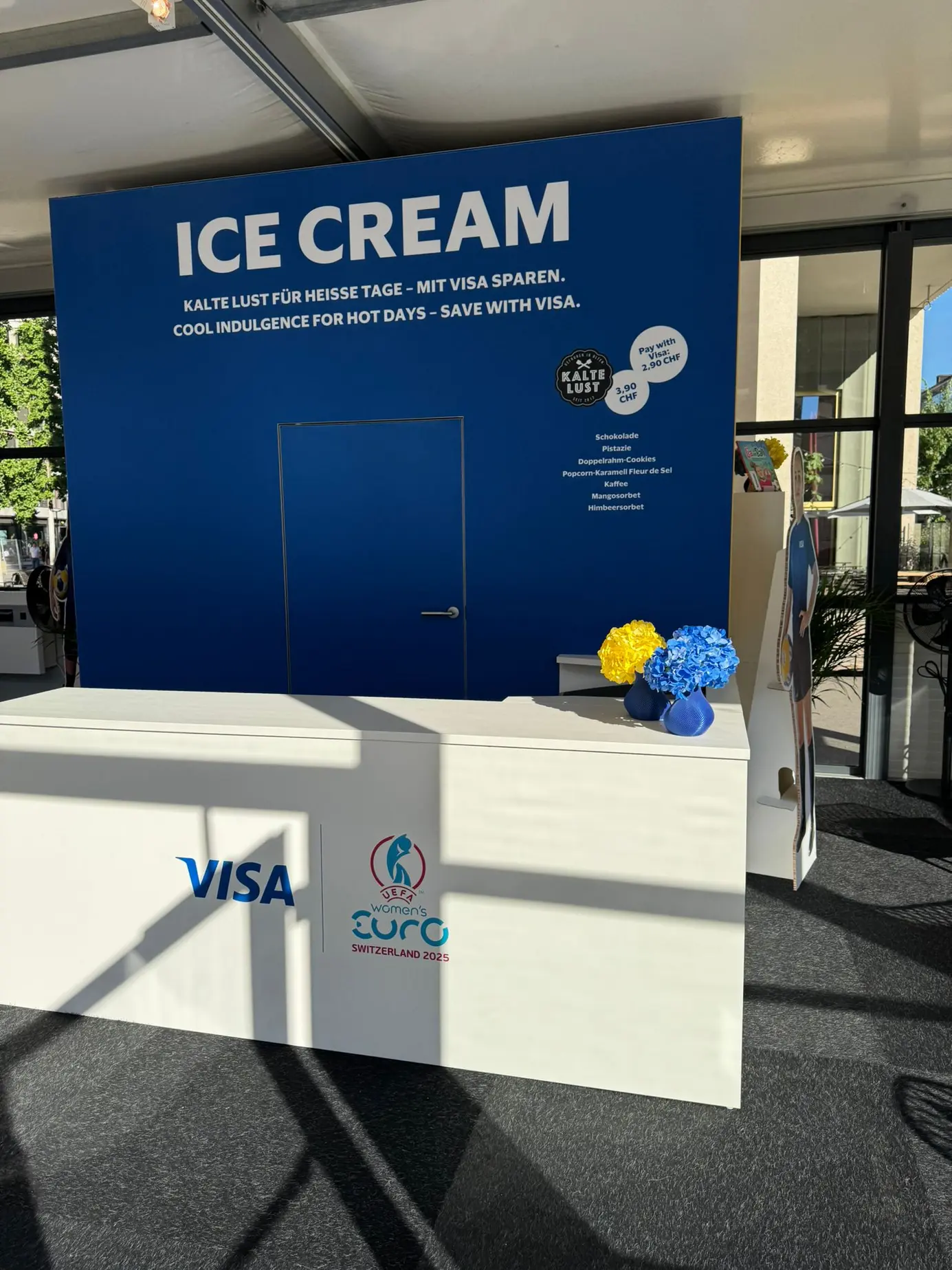 Eisstand der VISA-Aktionsfläche mit VISA- und Turnierlogo