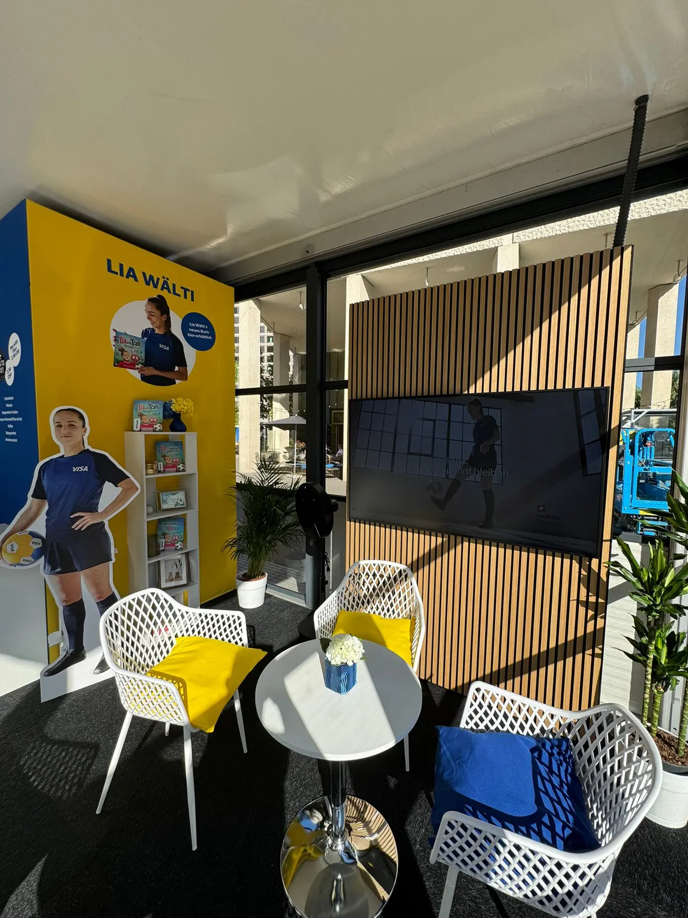Lounge-Bereich der VISA-Fanzone mit Sitzgelegenheiten und Spielerinnen-Aufsteller