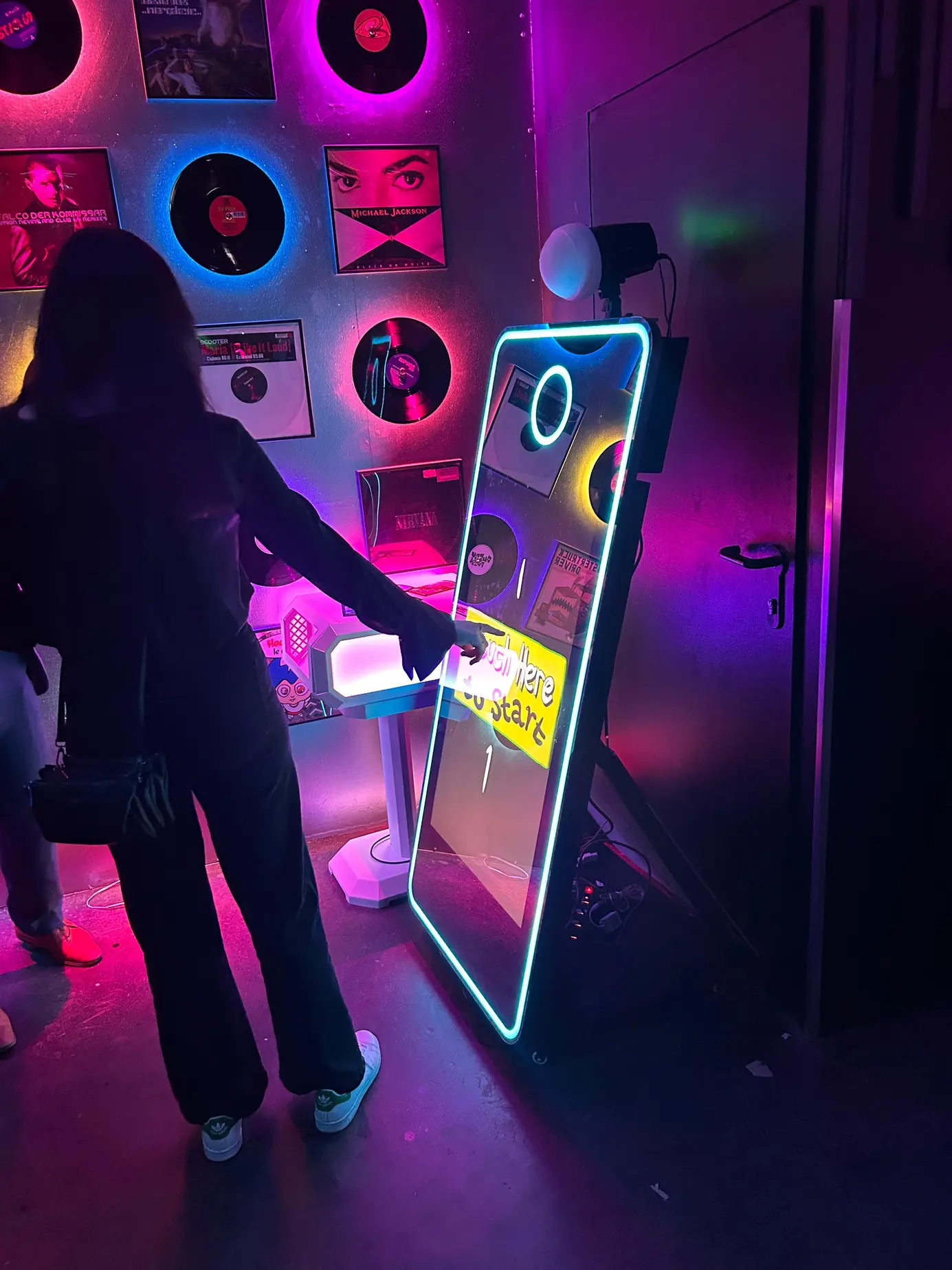 Gast startet die Aufnahme am Magic iMirror im Vinyl-Raum der Discothek