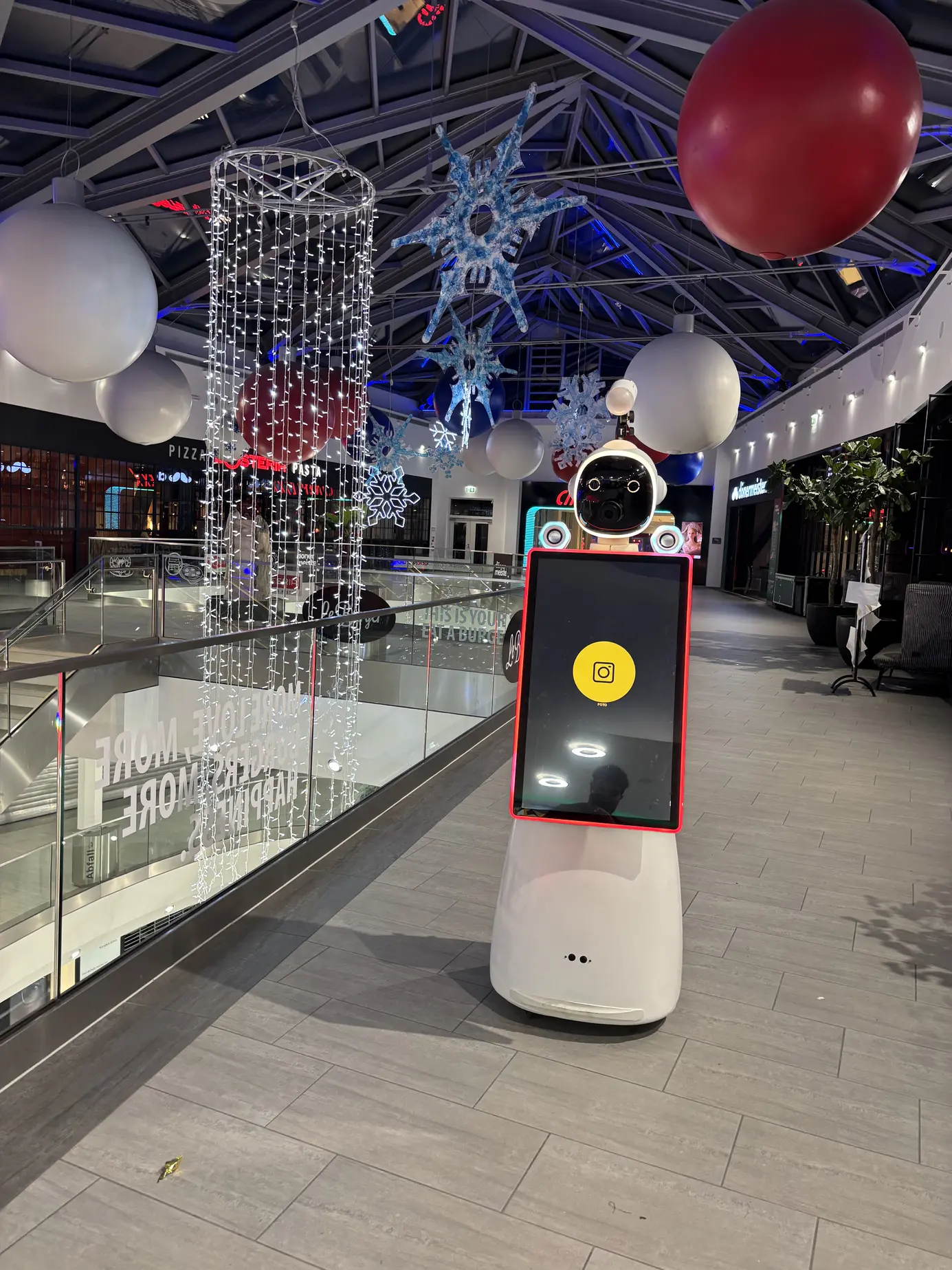 LUNA auf der oberen Ebene des Centers unter Schneeflocken- und Ballondekoration