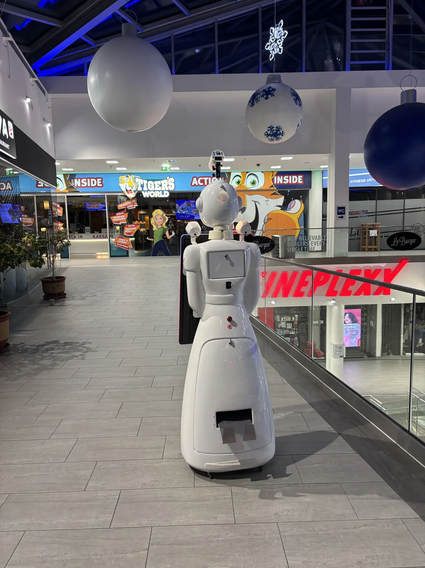 Der Fotobox Roboter unterwegs in der weihnachtlich dekorierten Mall des Auhof Centers