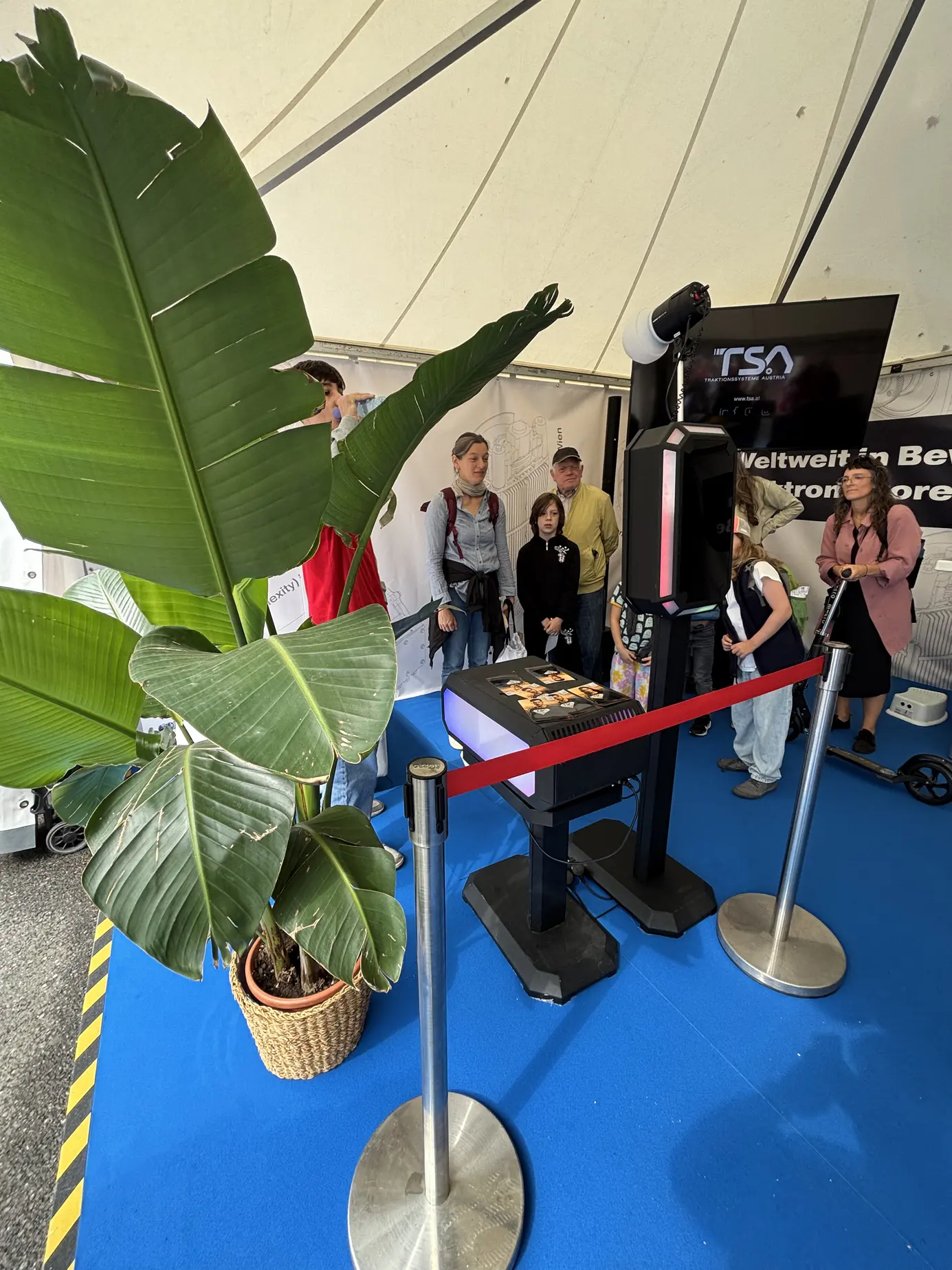 KI Fotobox von FiestaPics am TSA-Stand bei der Tram WM 2025 am Wiener Rathausplatz