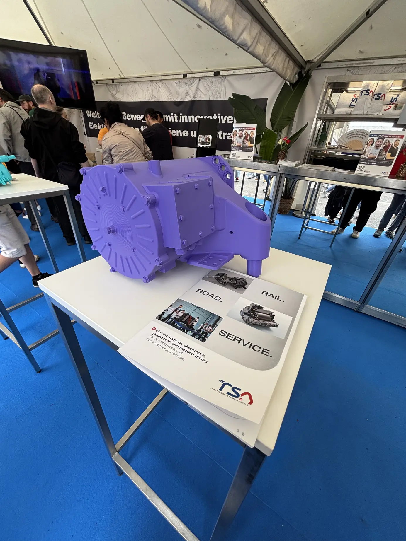Modell eines TSA-Traktionsmotors als Ausstellungsstück am Stand
