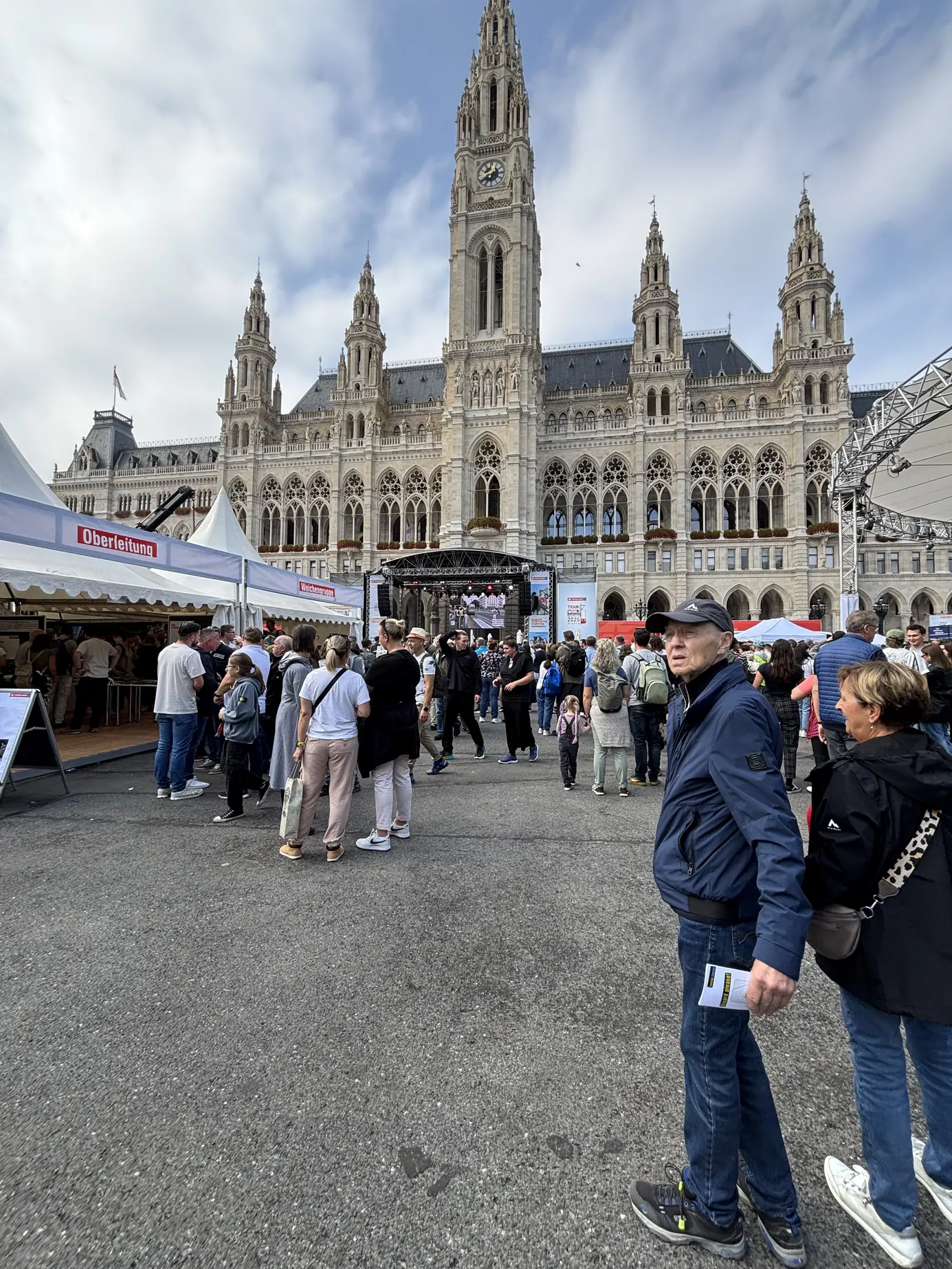 Blick über den Wiener Rathausplatz mit Rathaus und den Ständen der Tram WM 2025
