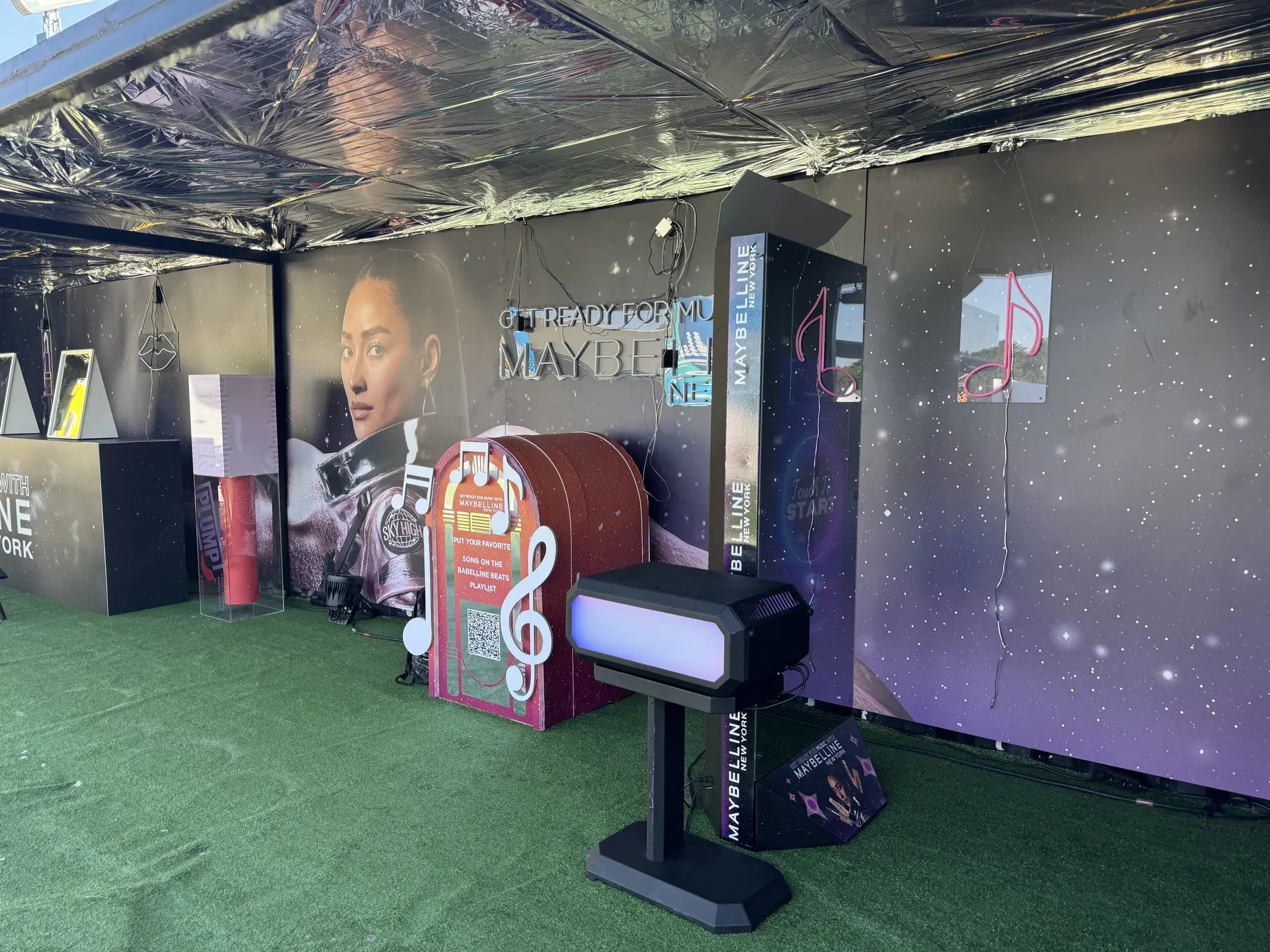 Gebrandeter Maybelline-Container am FM4 Frequency Festival mit Magic Mirror X und beleuchteter Drucksäule