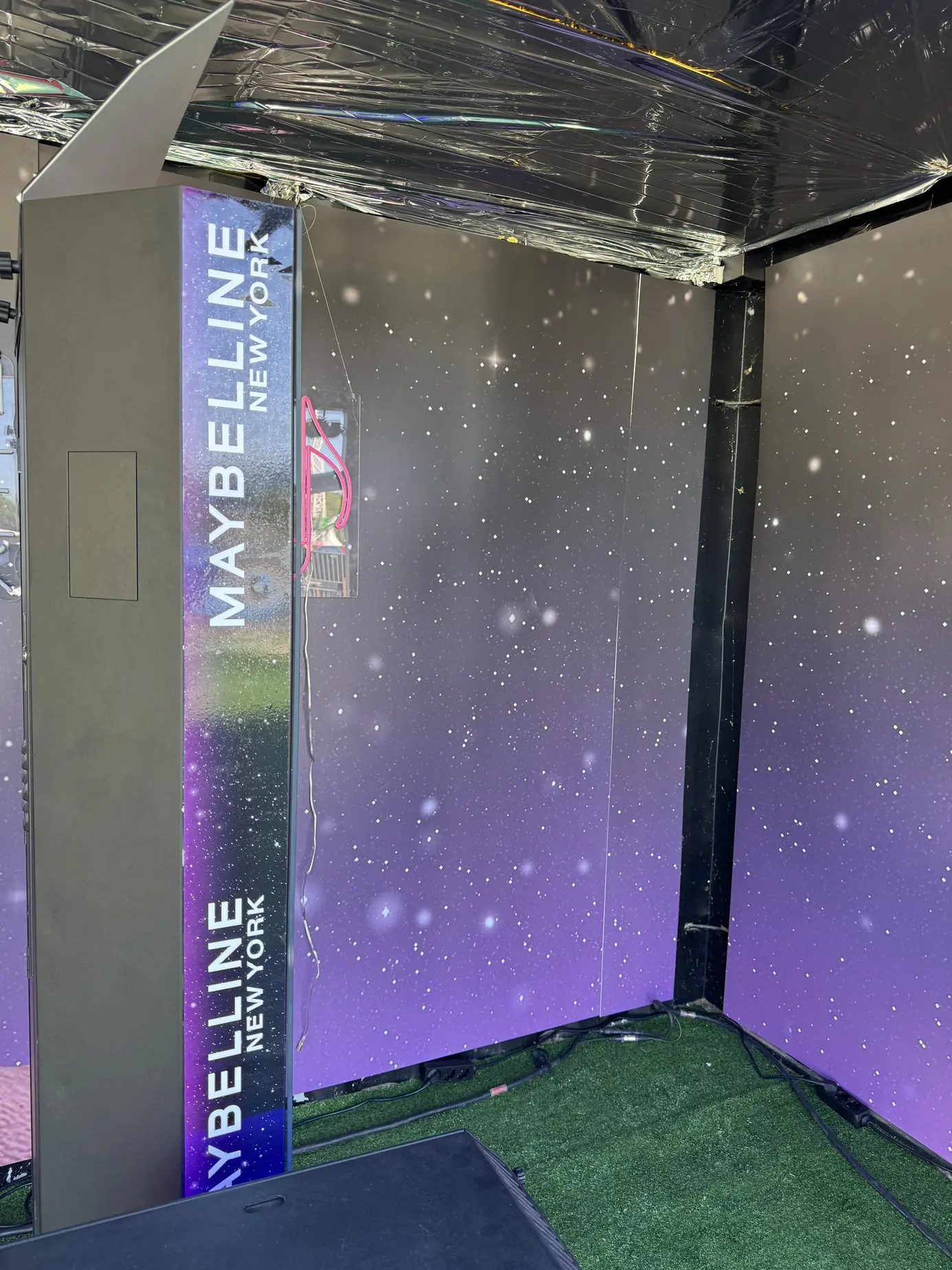Magic Mirror X im Maybelline-Branding an der Seitenwand des Containers