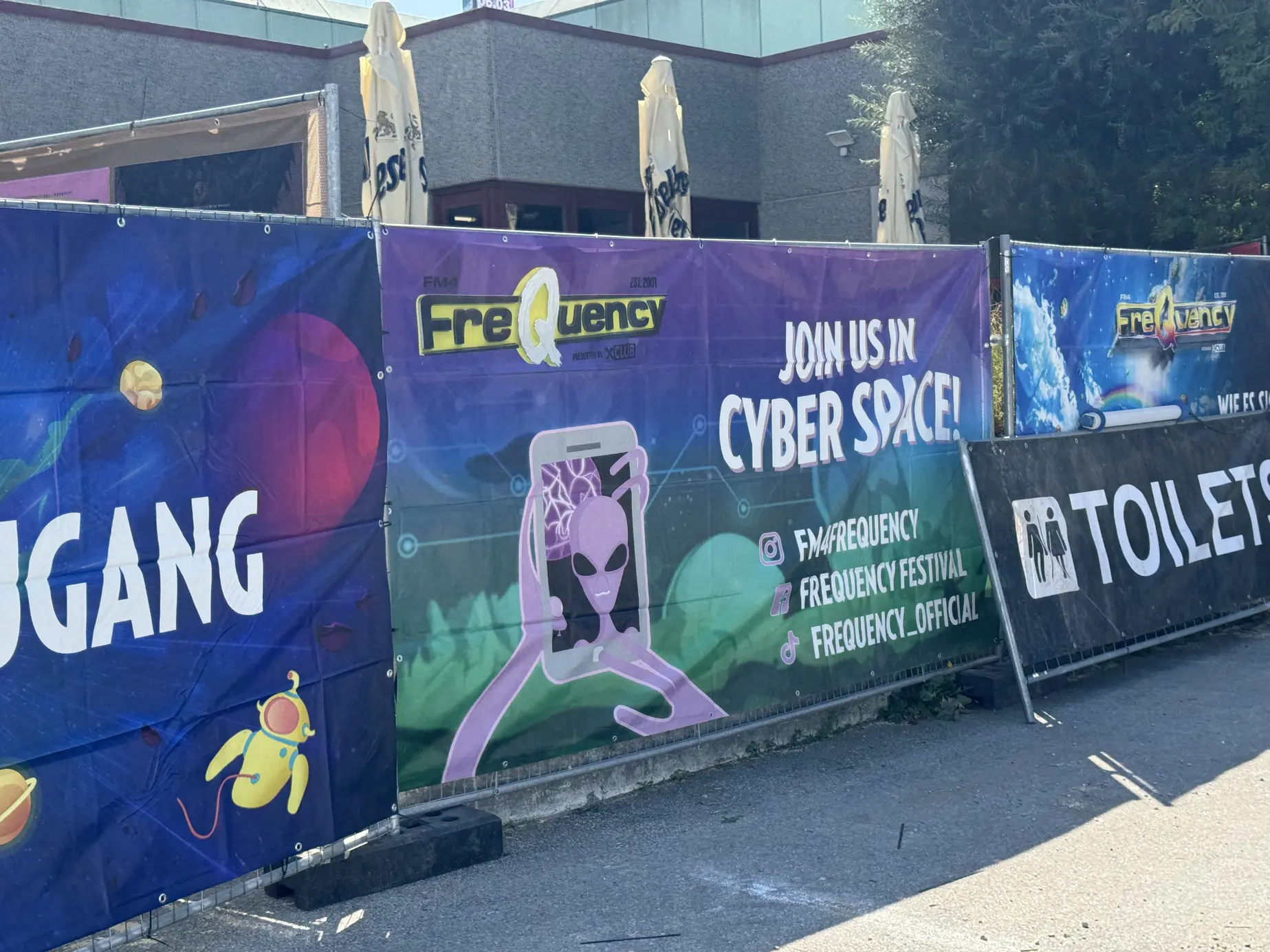 Bannerwand des FM4 Frequency Festivals mit Cyber-Space-Motiv am Bauzaun