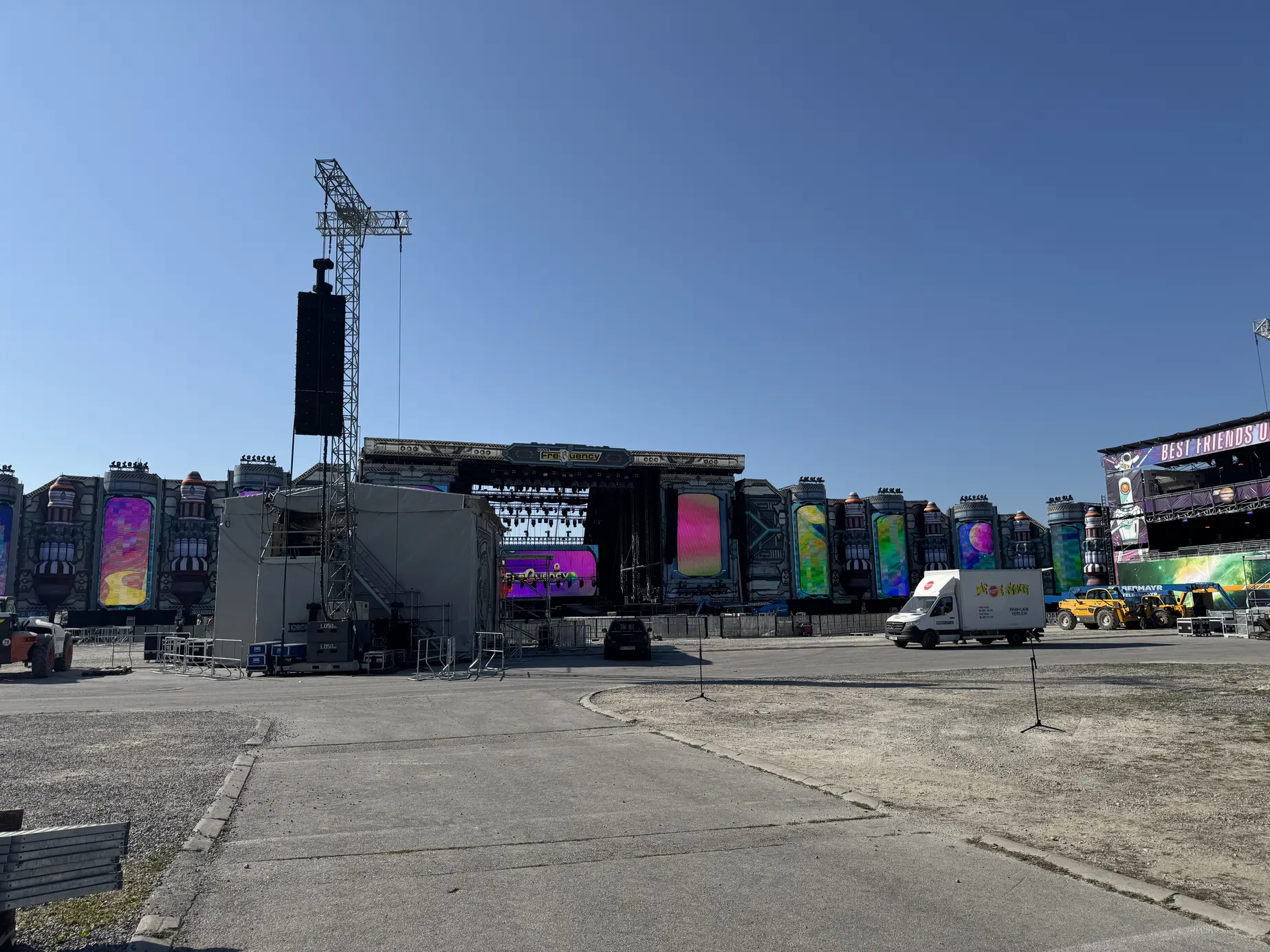 Festivalgelände in St. Pölten mit Bühne und Containerreihen vor dem Einlass