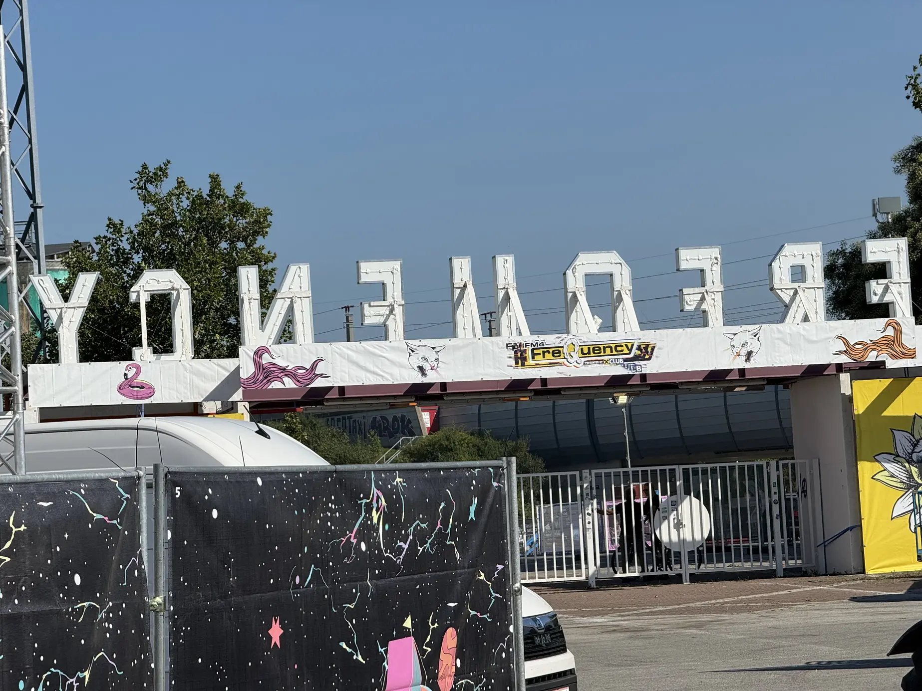 Beleuchteter FREQUENCY-Schriftzug auf einem Container am Festivalgelände