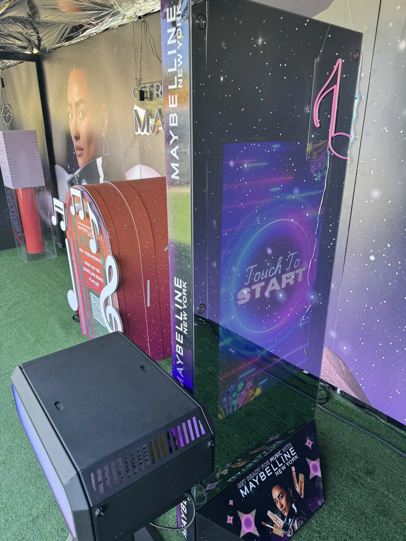 Startbildschirm Touch To Start am Magic Mirror X neben der Drucksäule