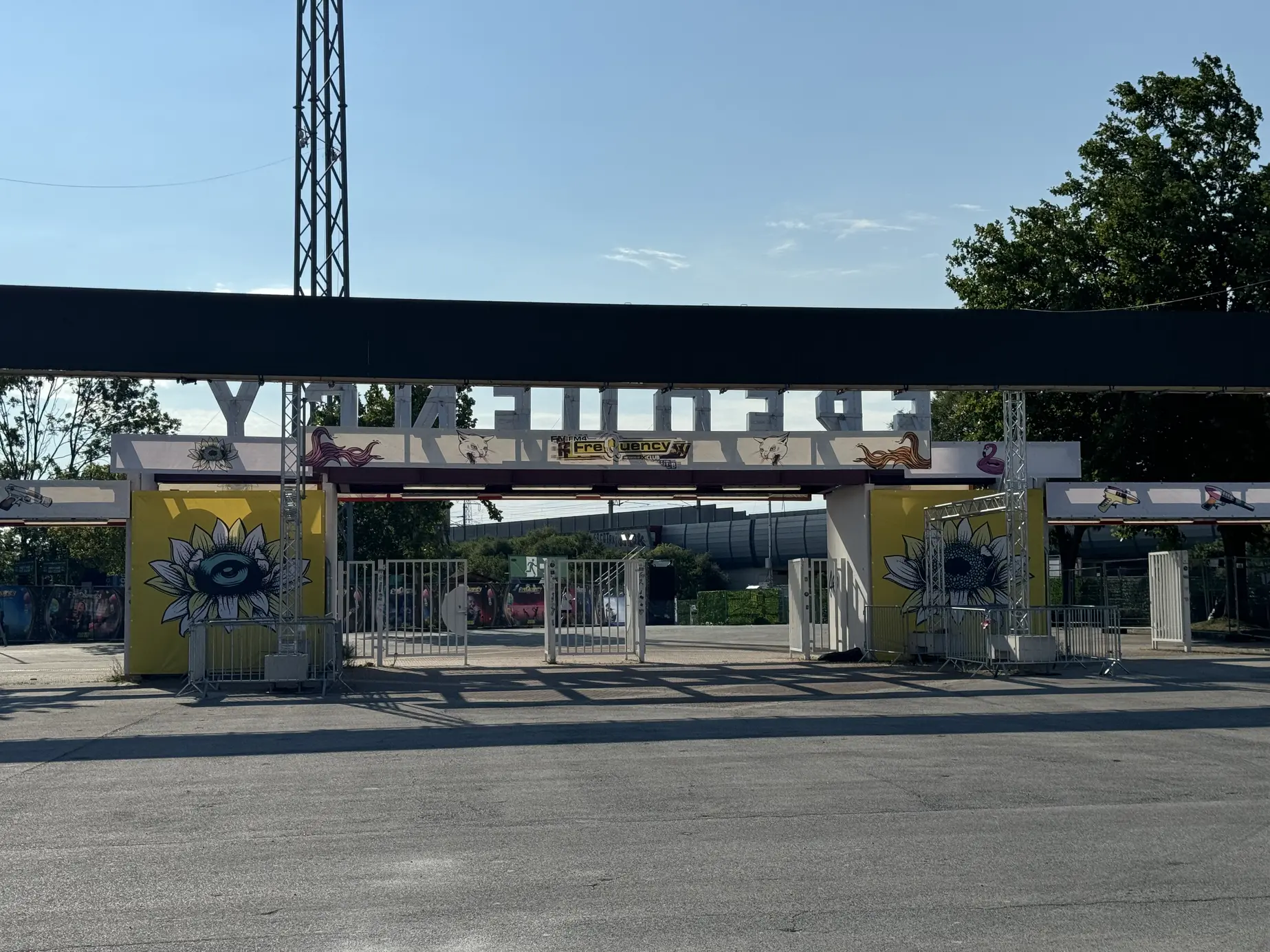 Einfahrtstor des FM4 Frequency Festivals 2024 in St. Pölten
