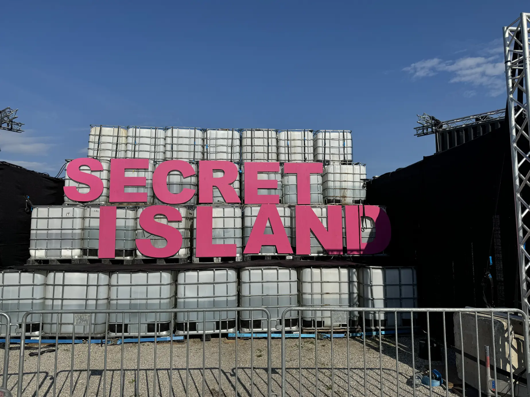 Secret-Island-Schriftzug aus gestapelten Wassertanks am Festivalgelände