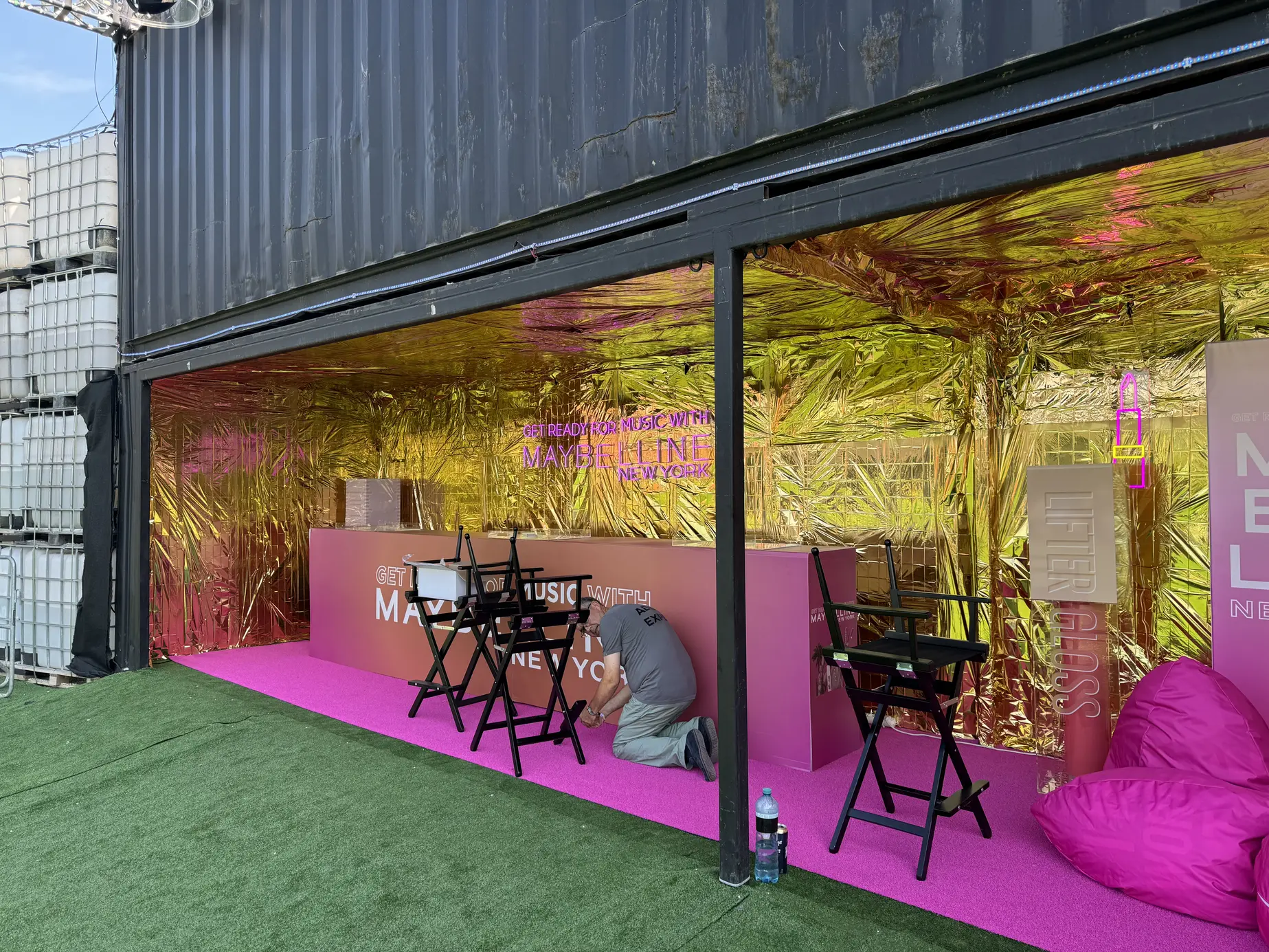 Aufbau am Counter des Maybelline-Containers vor Festivalbeginn