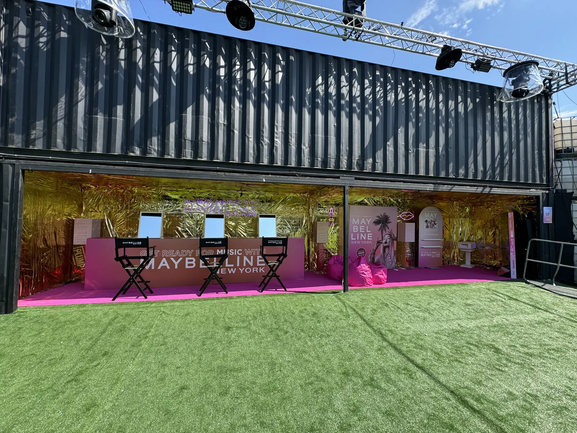 Maybelline-Container von außen mit Kunstrasen und pinkem Boden