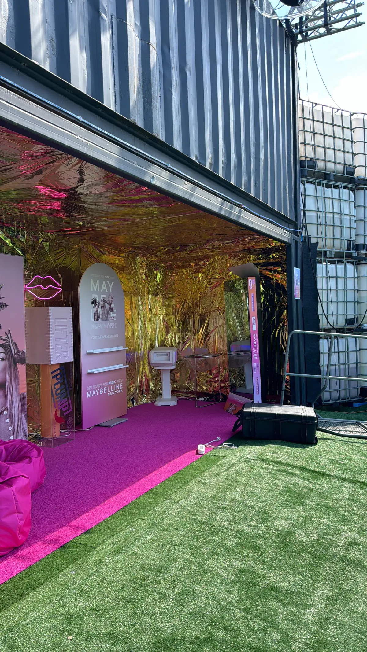 Blick vom Kunstrasen in den Container mit magentafarbenem Teppich