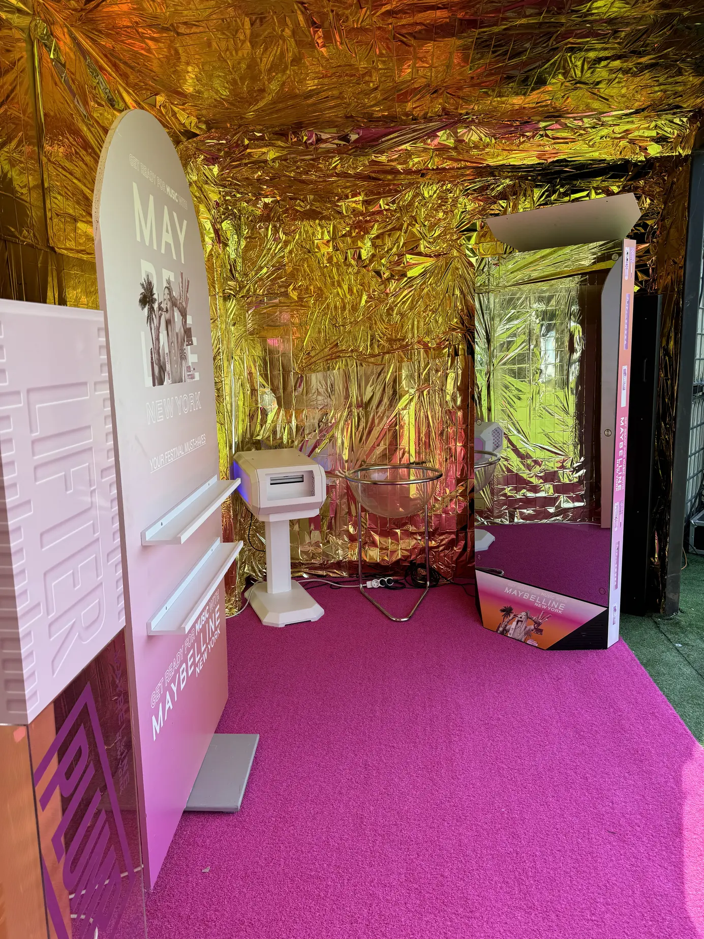 Magic Mirror X im weißen Bogenrahmen frontal vor der Goldfolienwand