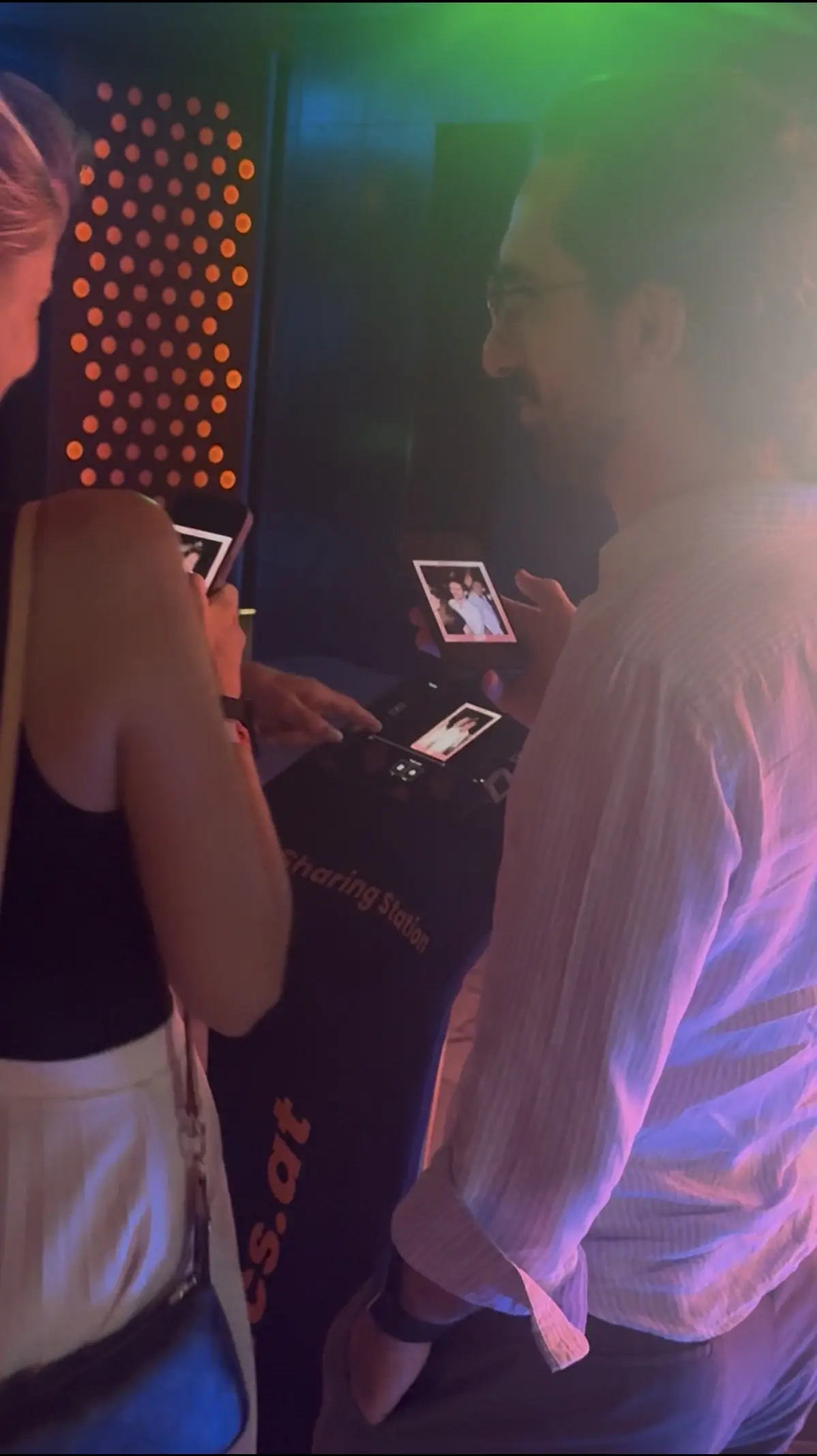 Zwei Gäste holen sich ihr Video an der Sharing Station im Volksgarten