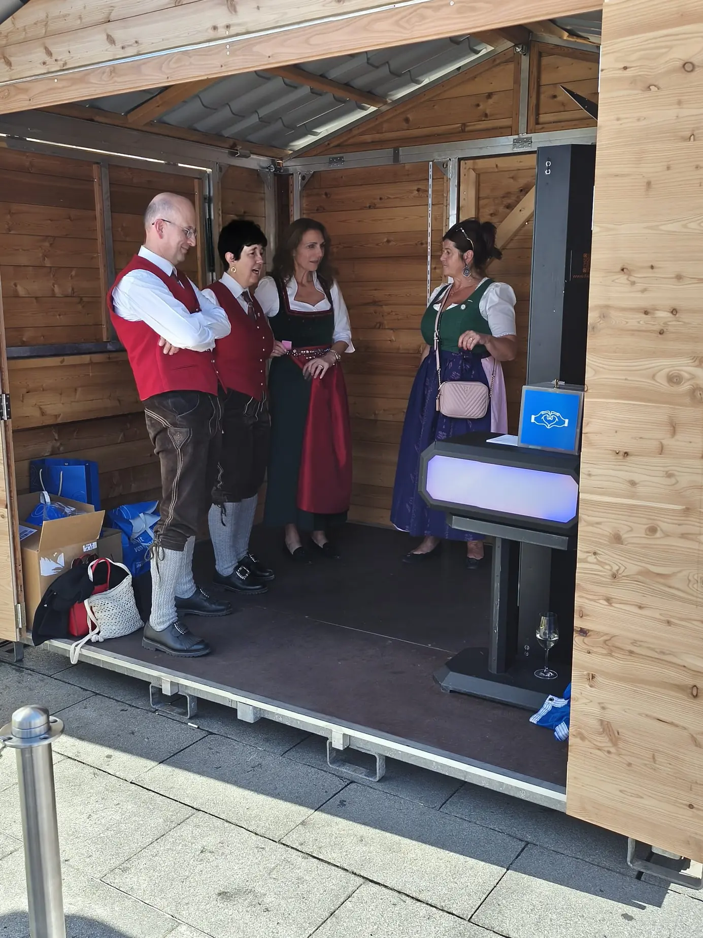 Vier Gäste in Tracht vor dem AI Magic Mirror X im Sparkassen-Stadl
