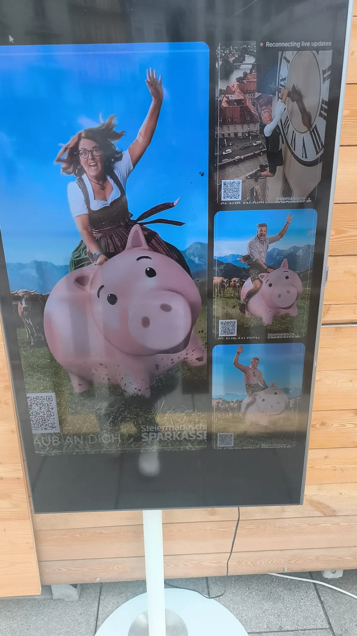 AI Magic Mirror X mit der Übersicht der vier KI-Motive am Display