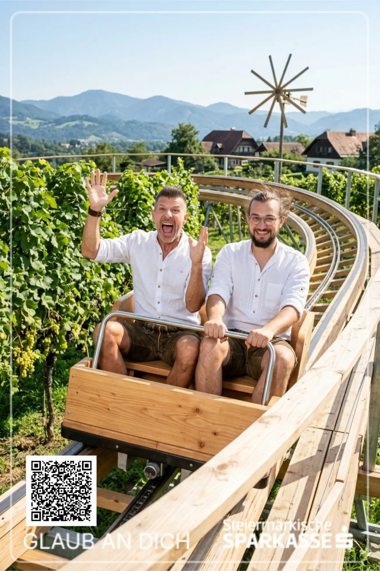 KI-Motiv: zwei Gäste im Wagen einer Sommerrodelbahn durch die Weinberge
